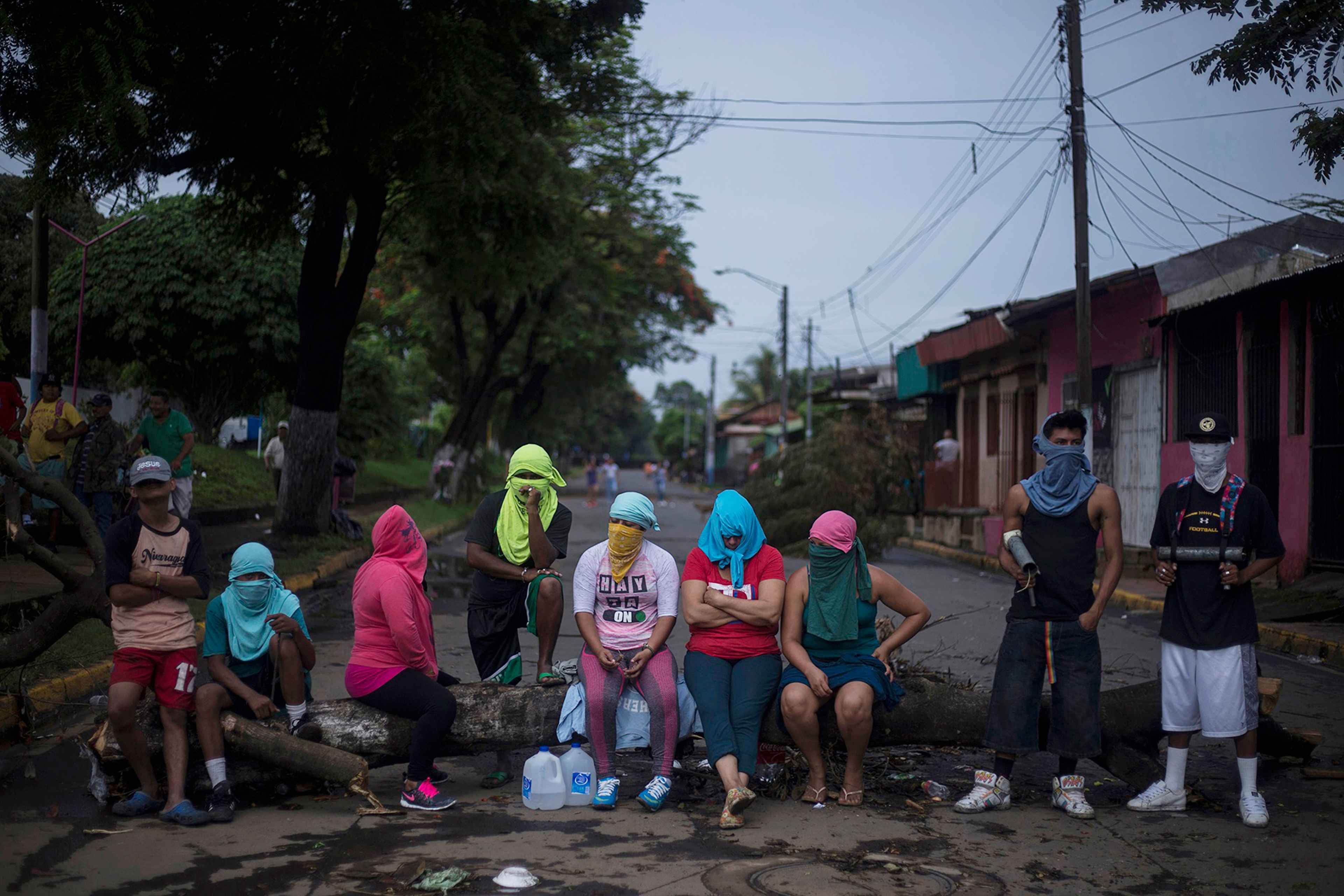 Habitantes del municipio de Masaya, Nicaragua, cerraron en 2018 uno de los accesos principales para evitar el paso de la Policía a esa localidad. Los habitantes armaron barricadas con los adoquines que recubren la calle e intensificaron las protestas contra el régimen Ortega - Murillo, que provocaron una profunda crisis política. Foto de El Faro: Víctor Peña.