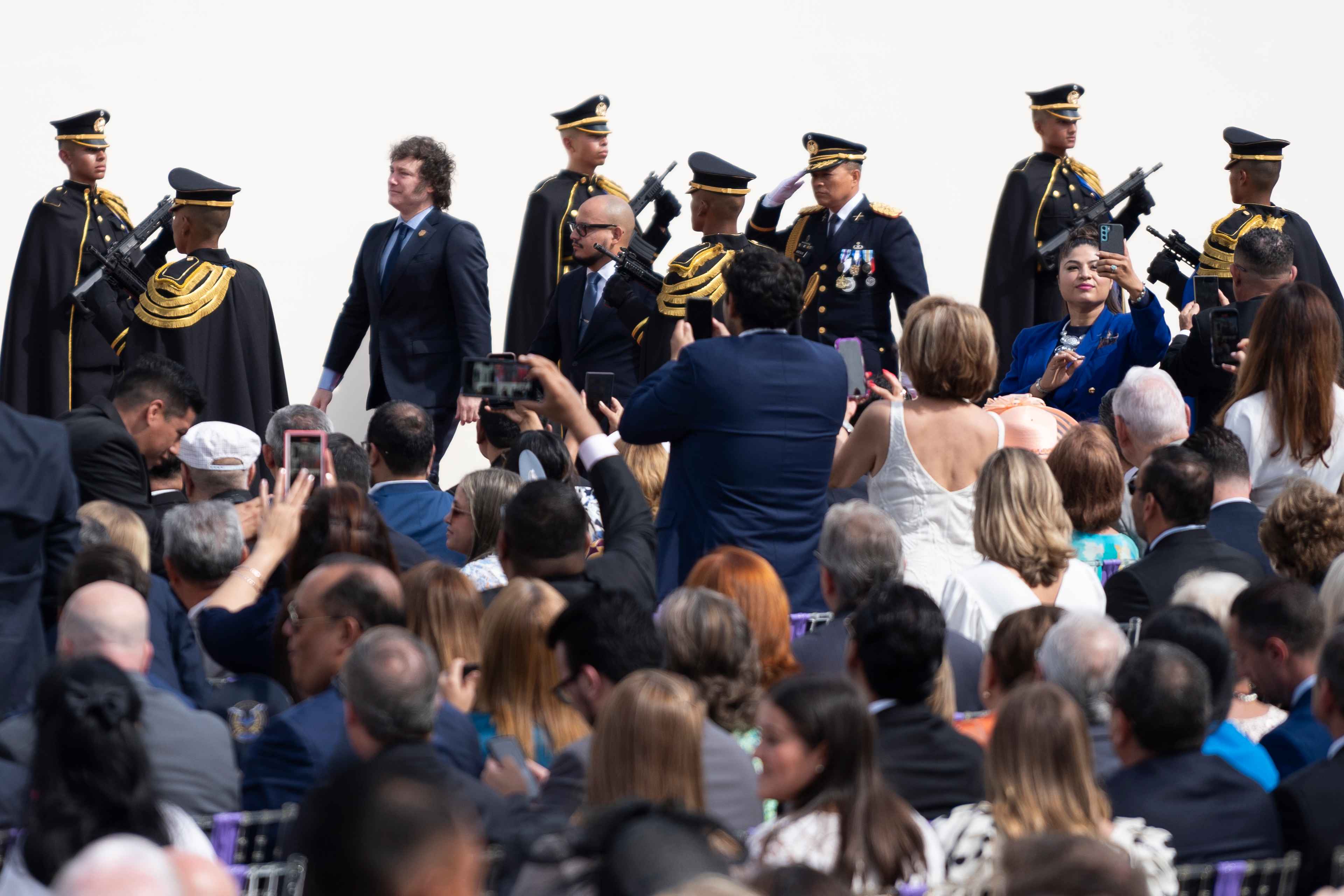 Javier Milei, presidente de Argentina, fue aplaudido por una multitud que esperaba la investidura de Nayib Bukele. Milei camina hacia el interior del Palacio Nacional, en San Salvador, el 1 de junio de 2024. Foto de El Faro: Víctor Peña. 