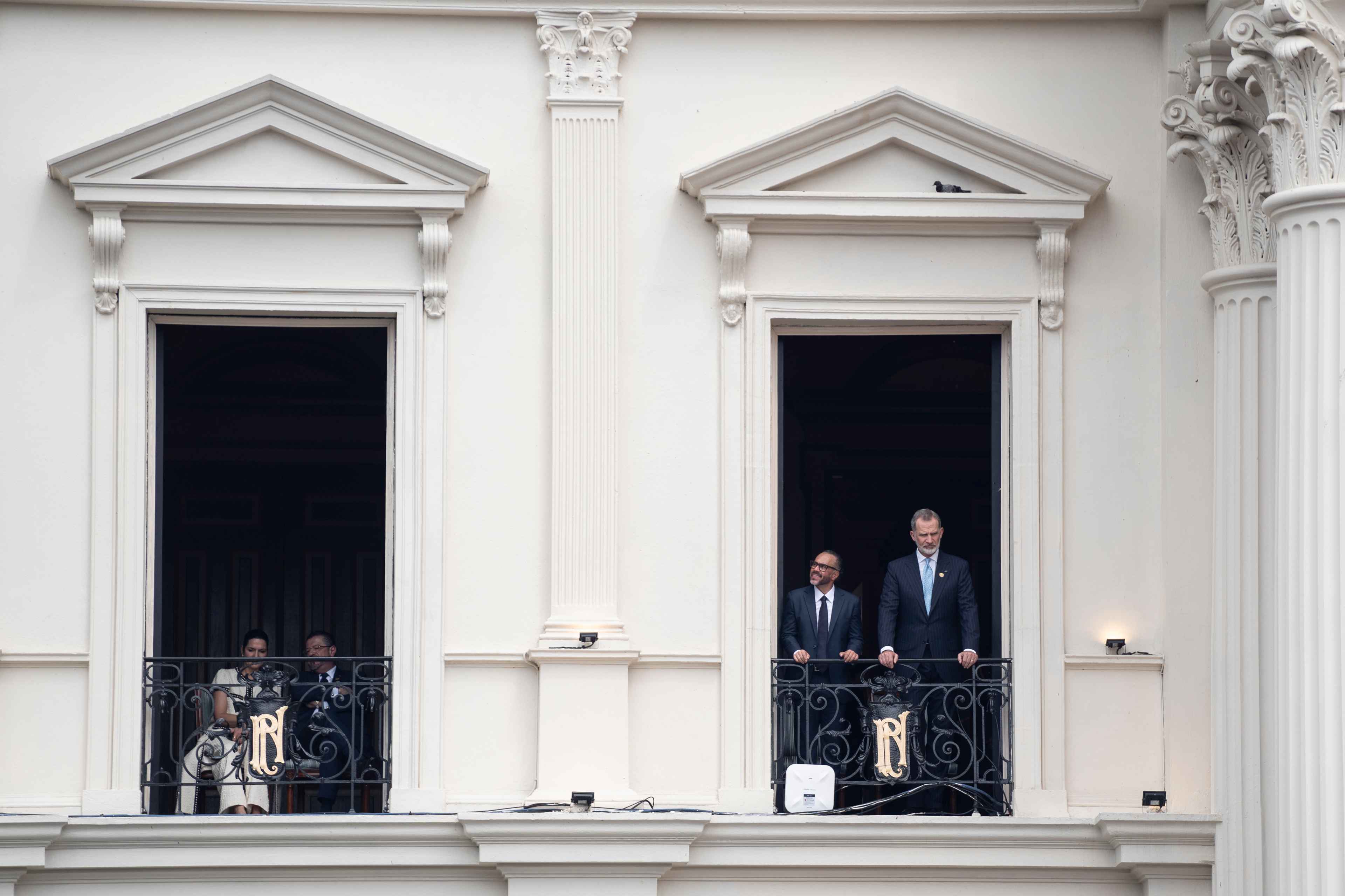 Ernesto Castro, presidente de la Asamblea Legislativa, junto al rey de España, Felipe VI, durante el discurso de Nayib Bukele, en el Palacio Nacional. Foto de El Faro: Víctor Peña.