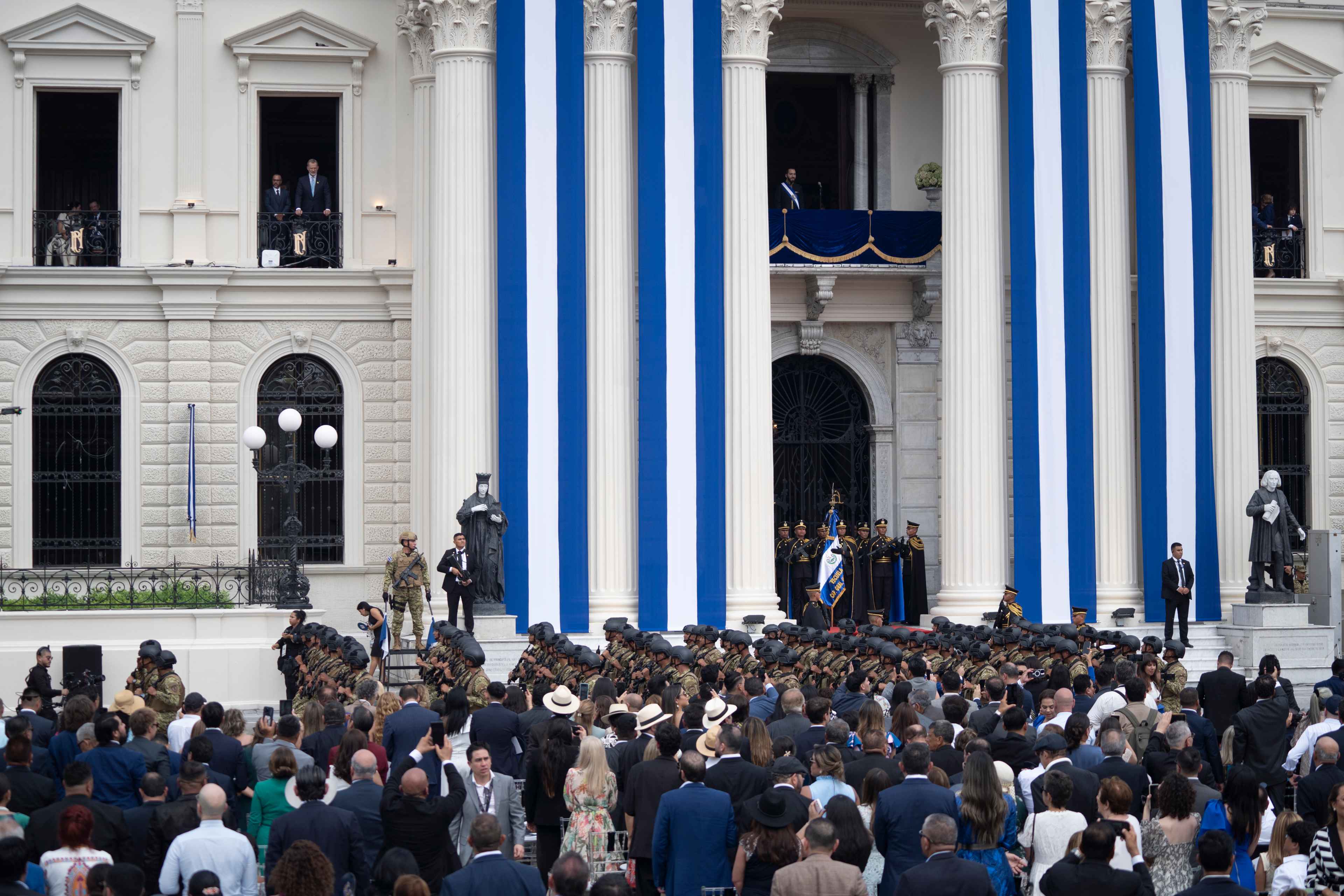 La investidura de Bukele incluyó un amplio desfile militar, luego de su juramentación en el Palacio Nacional, en la que participaron 1,890 miembros de la Fuerza Armada. Foto de El Faro: Víctor Peña. 