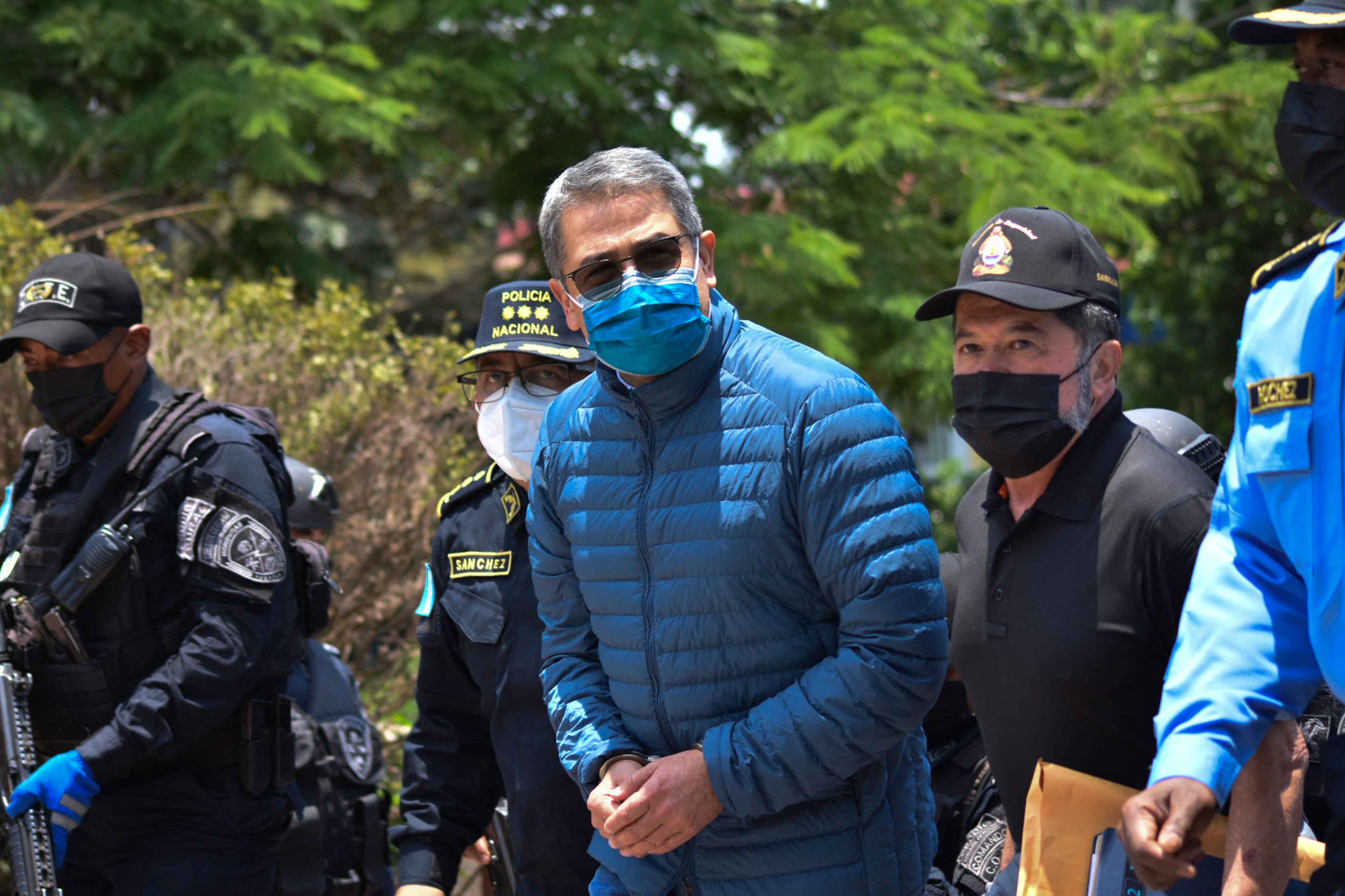 Former President Juan Orlando Hernandez is escorted by police officers at the Honduran National Directorate of Special Forces before his extradition to the U.S. to face drug-trafficking related charges. Tegucigalpa, April 21, 2022. Photo AFP