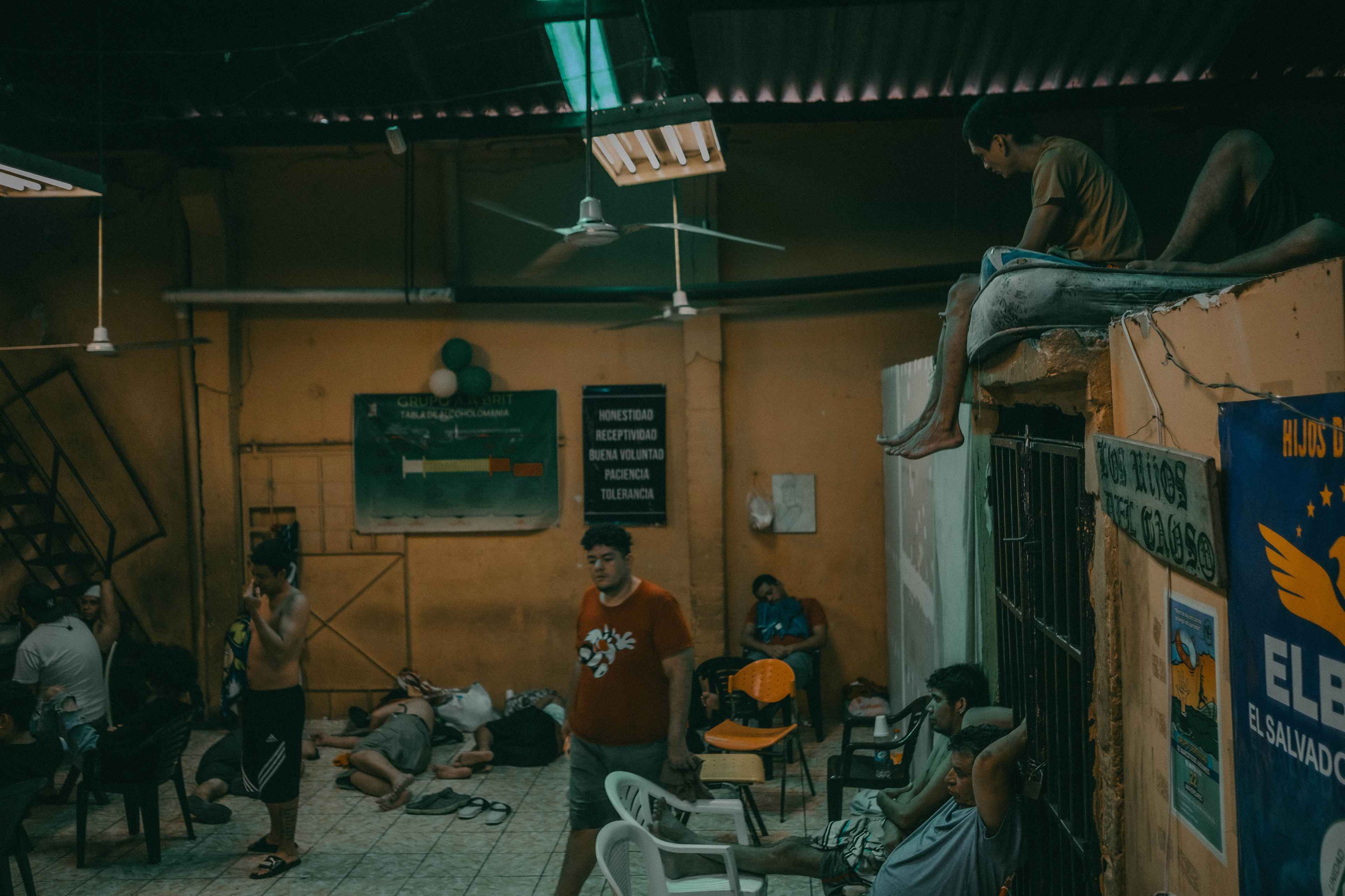 El centro se fundó en 2020 y han pasado por allí 4,000 personas. Su nombre, El Brit, significa "El Pacto", en la traducción del hebreo al español. Simboliza el compromiso para rehabilitarse de cada uno de los que se han internado voluntariamente. Actualmente, hay 80 personas en un proceso de 90 días sin consumo de alcohol y drogas. El lugar se sostiene de una tienda y de las donaciones que hacen familiares de internos que tienen las posibilidades económicas. Los que no pueden aportar económicamente con el tiempo se convierten en voluntarios.