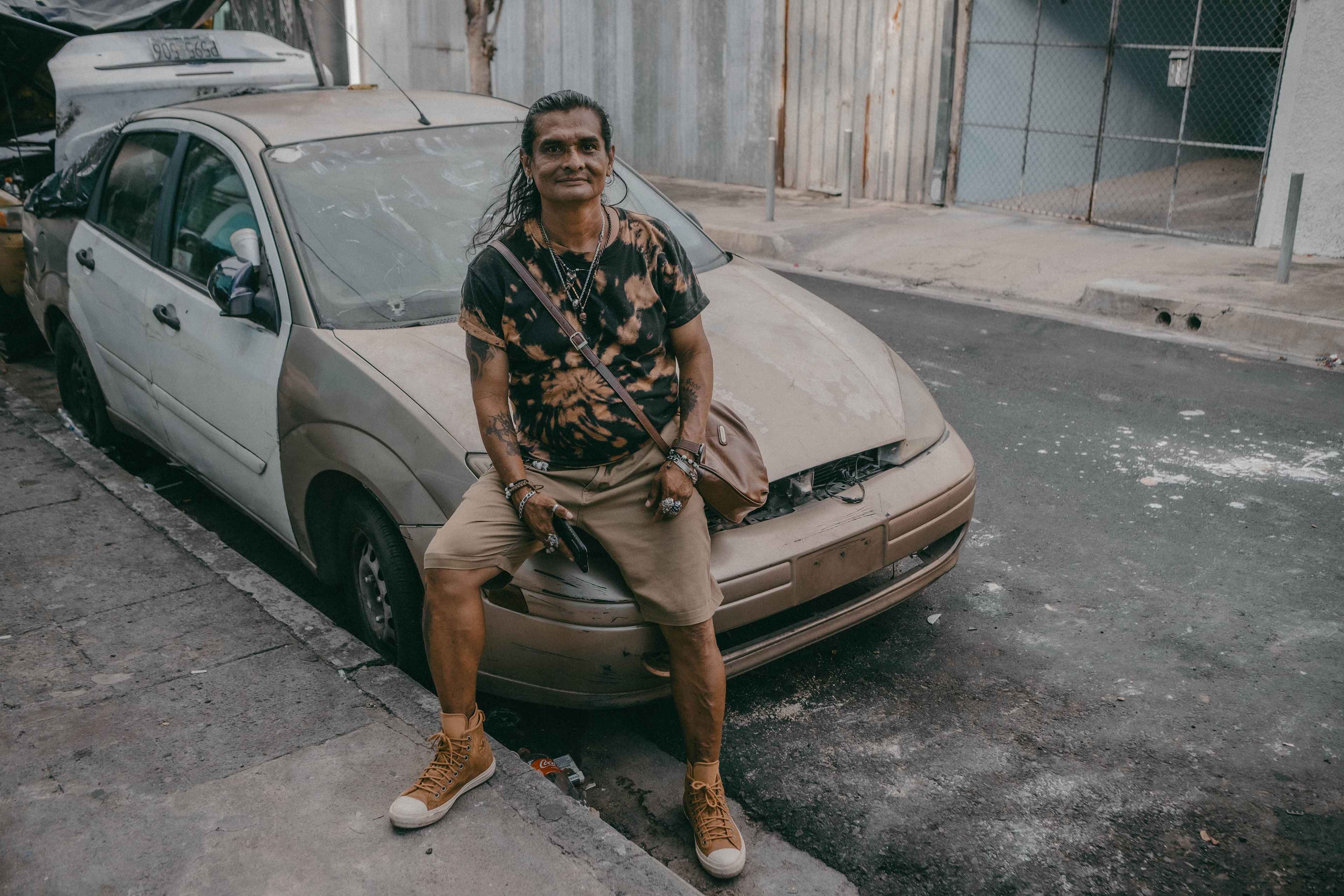 En 2020 Ulises Argueta, conocido como Tarzán, estaba muriendo en la calle. Su inflamación del hígado había sido provocada por una adicción al alcohol que padecía desde su adolescencia. Ese año se encontraba deambulando por los alrededores de un famoso bar del bajo mundo, El Congreso, en el Centro Histórico. "De allí me levantó mi padrino, Eder Valencia, y así nació El Brit. Me llevaron al hospital y me ayudaron a reponerme físicamente. Ahora, a mis 48 años, puedo decir que esta es mi familia. Soy voluntario y cada vez que alguien se recupera es una felicidad para mí", dijo Tarzán, que tiene cuatro años sin consumir alcohol.