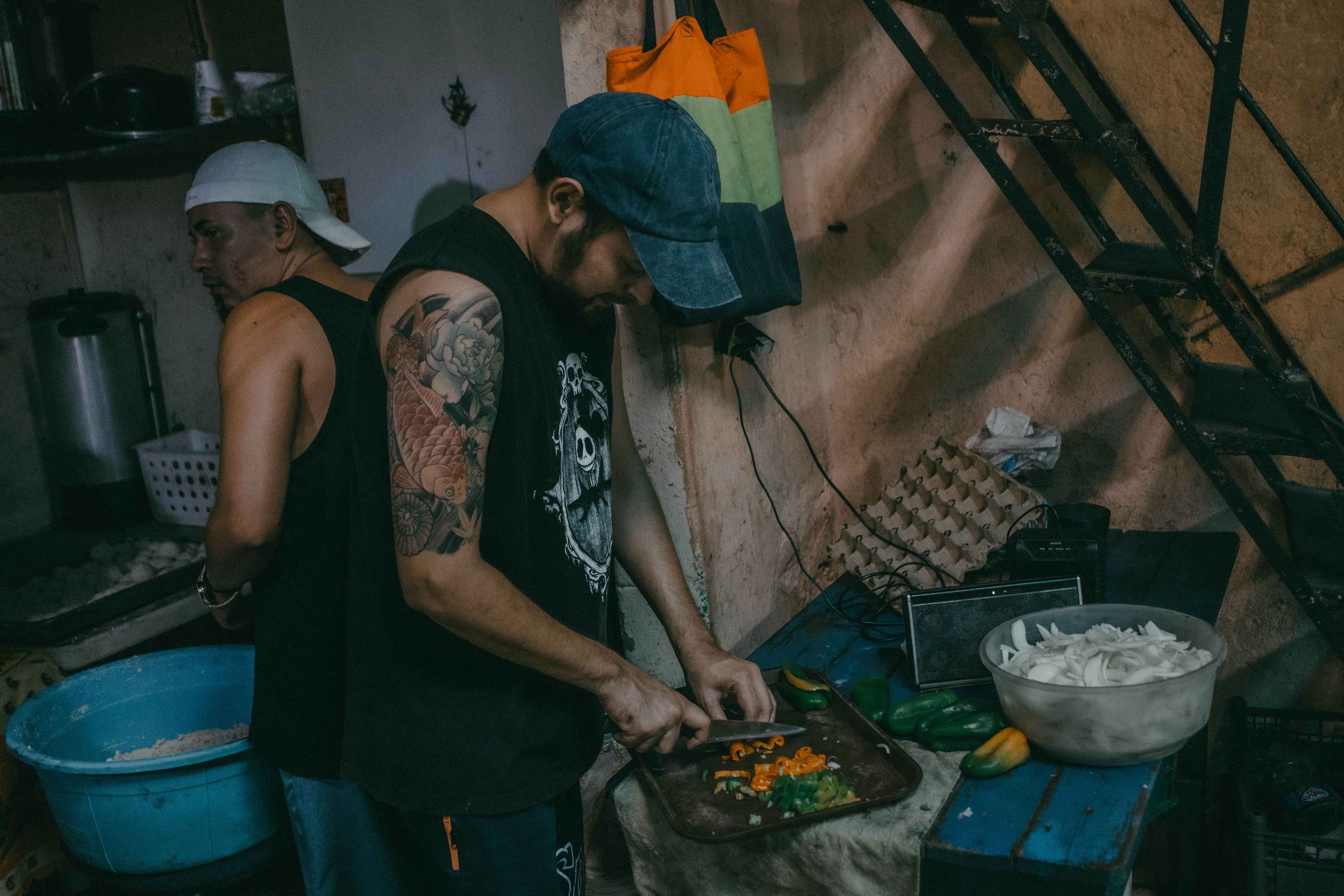 El área de la cocina es una de las más activas en El Brit. Todos los días, Efraín Portillo cocina para los internos. Efraín es chef de profesión, tiene 29 años y se internó voluntariamente hace 30 días, después de pasar tres meses bebiendo alcohol a diario. Ha consumido alcohol desde los 13 años. Perdió su trabajo y sus ahorros: "Empecé faltando al trabajo, por pasar tomando, hasta que lo perdí. No me daba cuenta del problema hasta que empecé a ser una molestia para mi familia. Aquí estoy aprendiendo a ser disciplinado. Llevo un mes sin tomar y espero que mi familia me acepte otra vez".