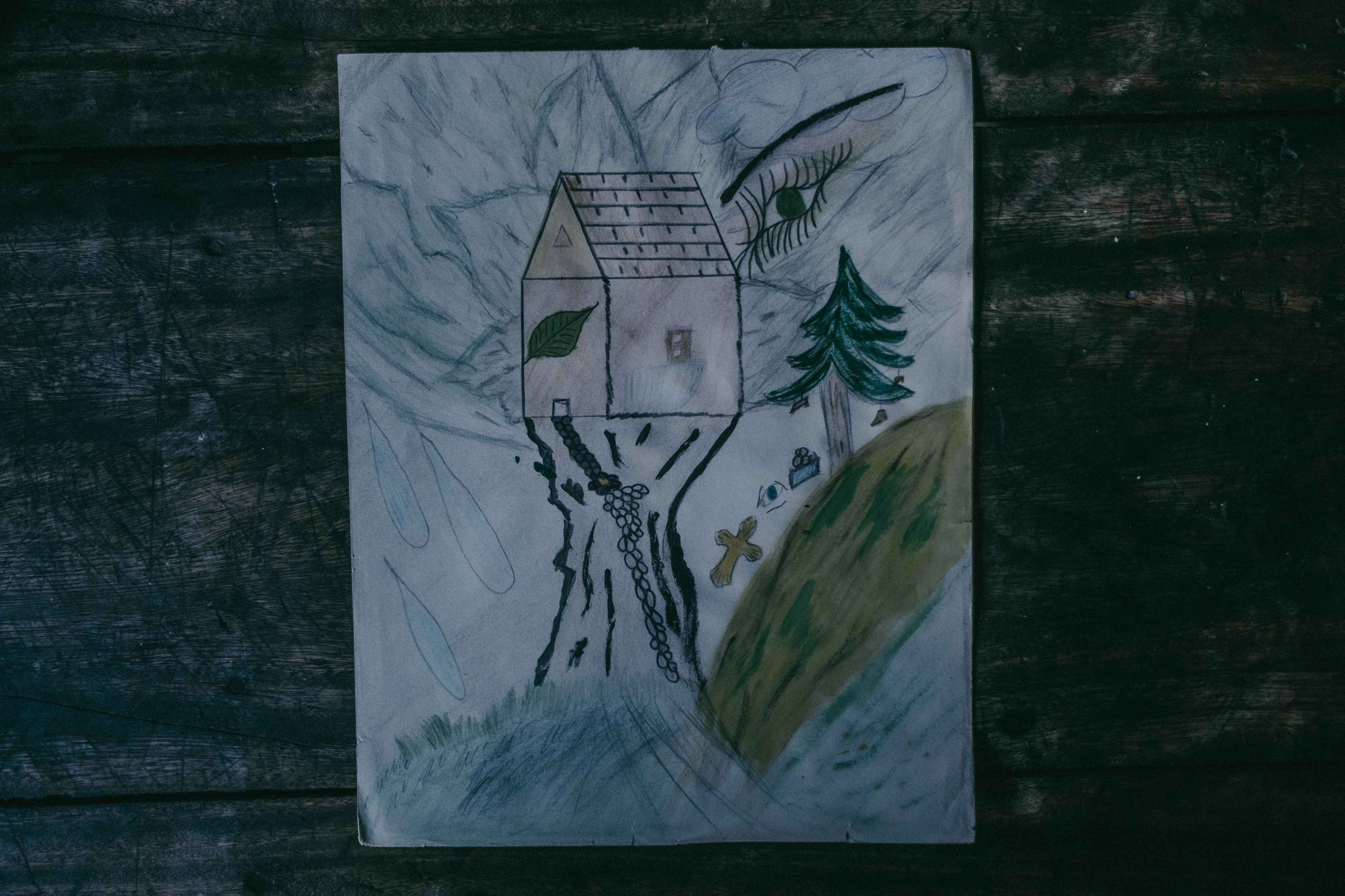 Dibujo realizado bajo los efectos del cristal por un hombre llamado Jaime, de 35 años. Cuando llegó a El Brit pasó una semana con delirios y alucinaciones. "Prácticamente era lo que estaba viendo en ese momento", explicó. Ahora, bajo prescripción médica, toma Psicodol, que es un medicamento indicado para tratar delirios y alucinaciones en casos de esquizofrenia y paranoia.