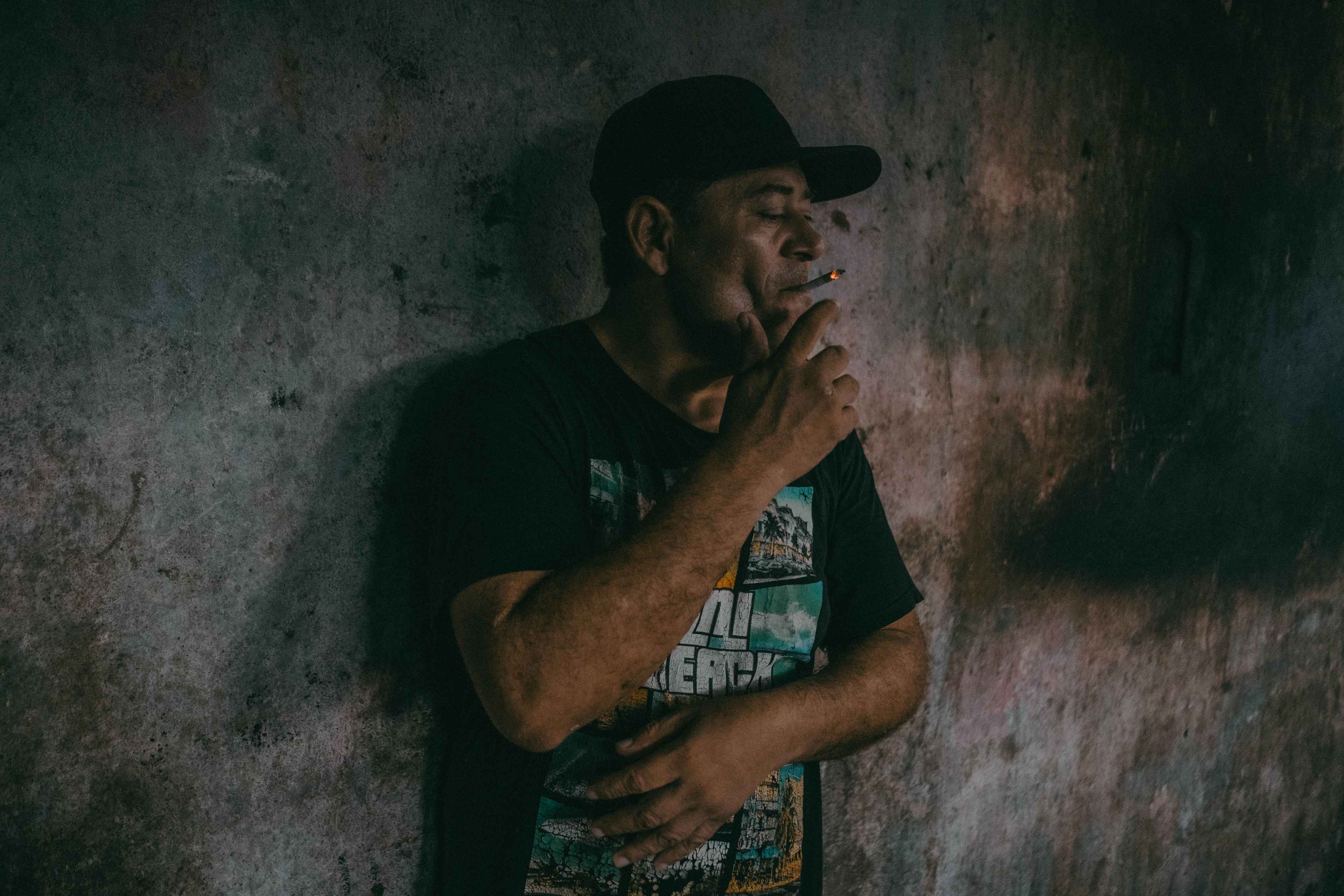 Mauricio Benítez es originario de Santa Rosa de Lima, La Unión. Su hermana llamó al equipo de El Brit para que lo llevaran al centro de rehabilitación. Mauricio, de 42 años, tiene problemas para coordinar sus palabras y, según los voluntarios de El Brit, es a causa del abuso del alcohol. "Mirá, yo me tomaba hasta los perfumes, y vendí las cosas de la casa. Ahora debo pasar hasta diciembre en este lugar. Lo único que quiero es ver a mi mamá", explicó mientras fumaba un cigarrillo.
