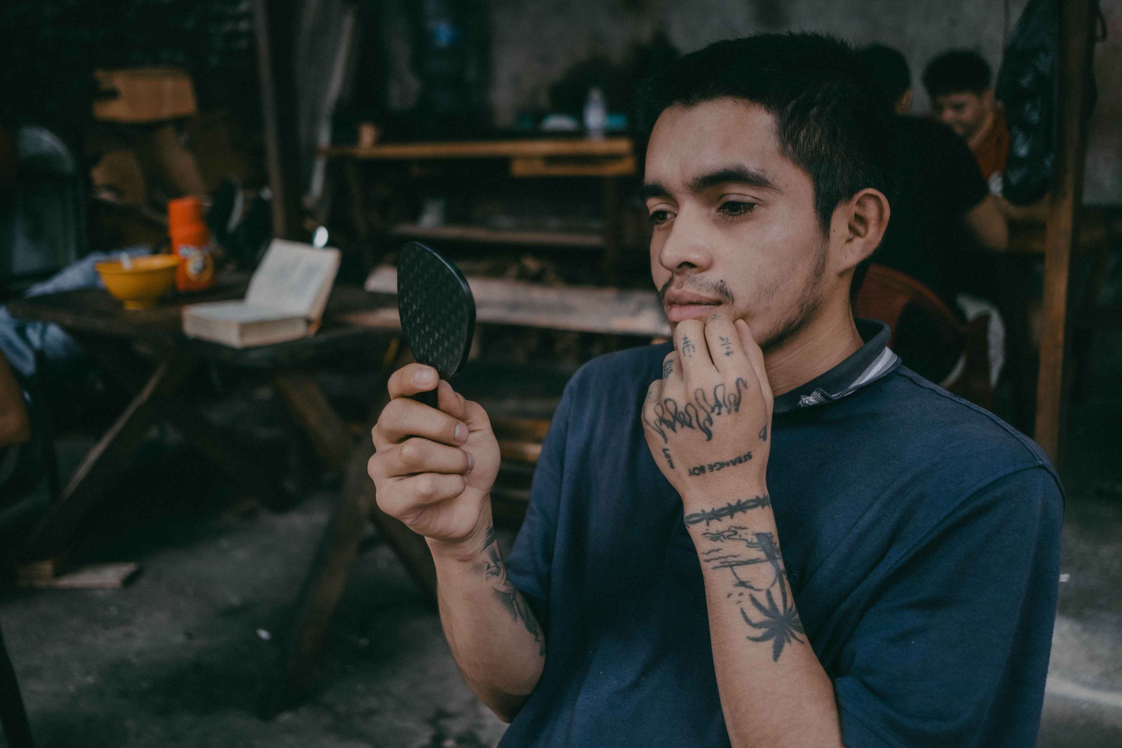 Cuando Edgar Cortéz era un niño, sus padres emigraron a Estados Unidos. Lo dejaron bajo el cuidado de una tía y, desde los 12 años, Edgar empezó a consumir alcohol: "Pues la verdad me salía de la casa. Hasta este día sigo pensando que lo hacía como una forma de llamar la atención de mis padres. Me sentía solo", expresó. Su tía, al ver que su sobrino no podía dejar de tomar, llamó a El Brit y lo fueron a traer hasta Lolotiquillo, Morazán.