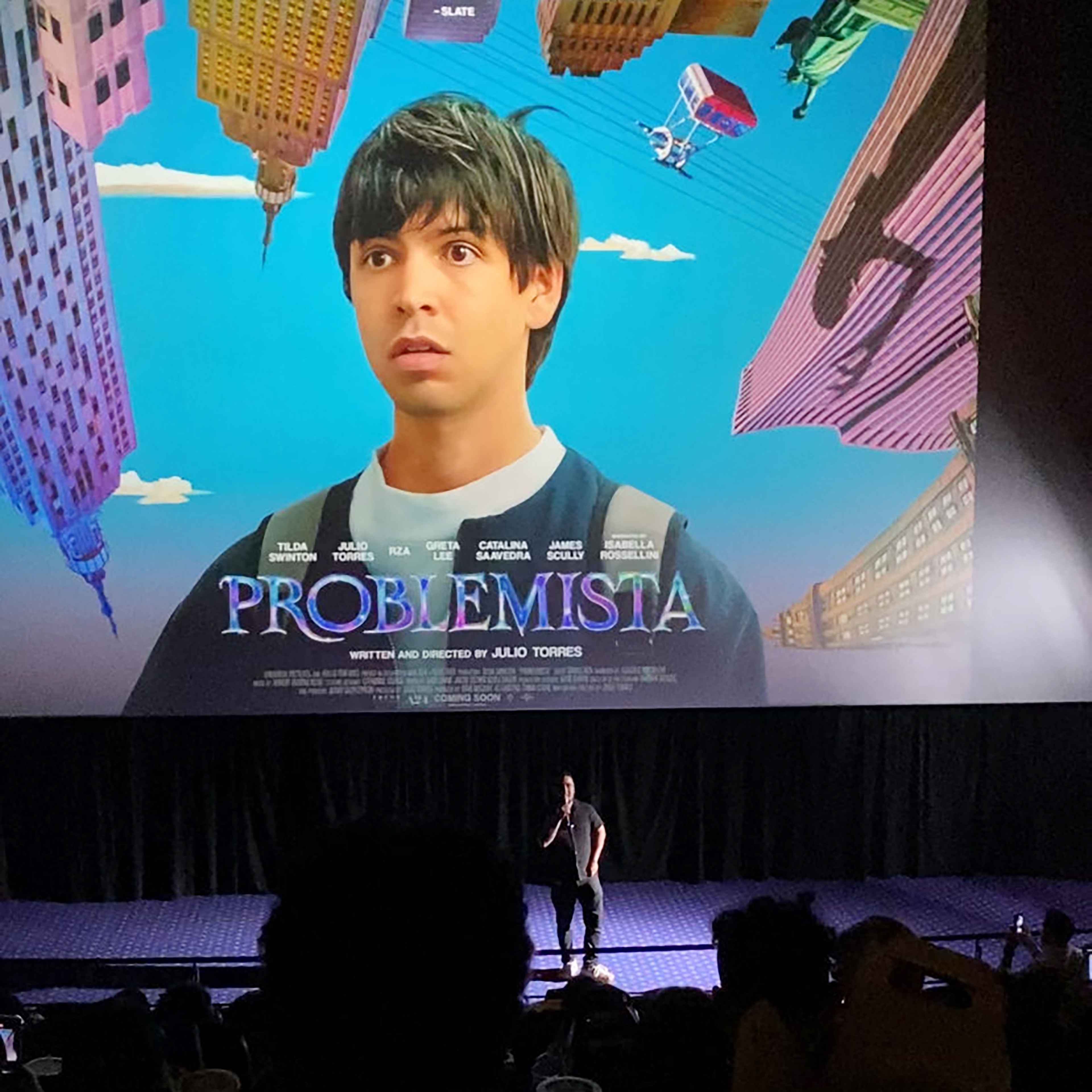 El 28 de agosto " Problemista" tuvo su estreno en San Salvador. La premier de la película, a la que asistió Tita, la madre de Julio, estuvo organizada por la Escuela de Cine y Arte Audiovisual (EsCine). Foto de El Faro: Ramiro Guevara.