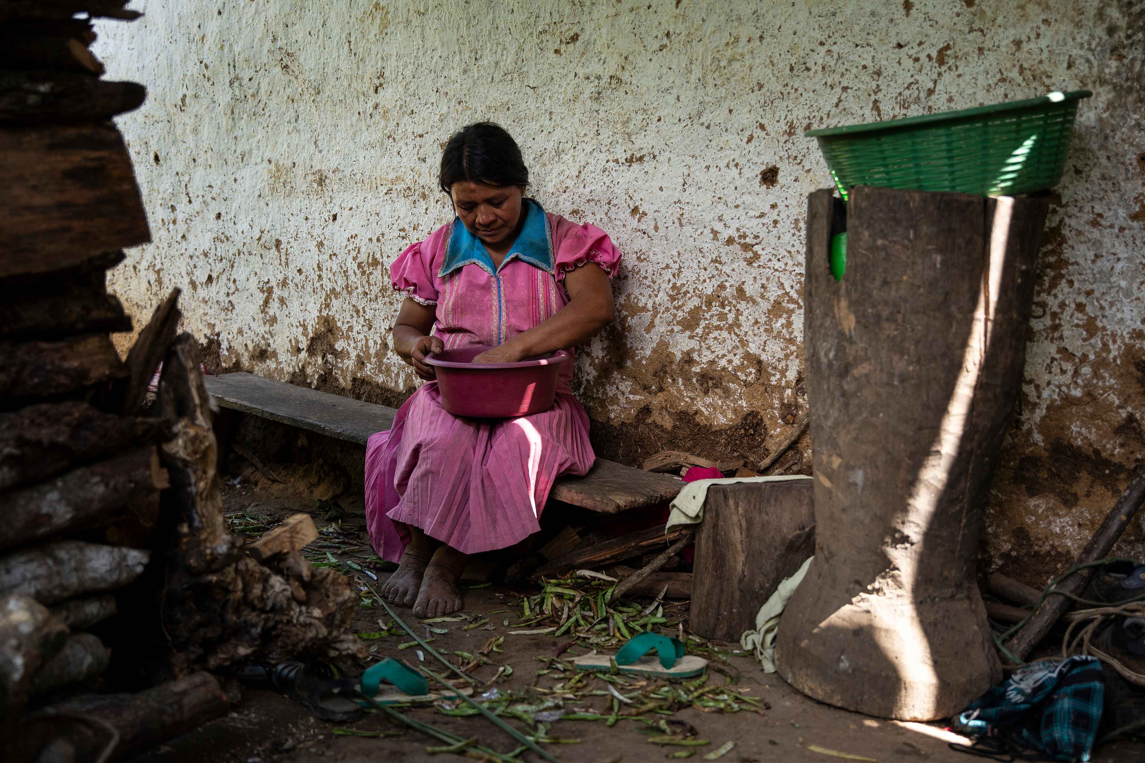 Josefa Aldana is 47 years old and has seven children. The oldest is 29, and a mother of five. Aldana is studying to become the midwife for the central sector of La Ceiba Talquezal. Like most of the others, she was chosen by the leaders of her village. Midwives assist women in the process of pregnancy, deliver babies, and provide care after birth. It is an ancestral Indigenous practice that has been integrated into the Guatemalan Ministry of Health’s manual of care. According to a report by UNICEF, midwives attend 29 percent of all births in Guatemala. On Mar. 16, 2022, the Guatemalan Congress declared May 19 “National Day of the Midwife,” to honor their ancestral experience and knowledge and their contributions to ensuring maternal and child health in rural and impoverished areas of the country. The decree also mandates the recognition of the work of midwives; guarantees their right to be free from discrimination; facilitates the means for them to carry out their work in the communities; and orders financial support in the form of Q3,000 per year for each of the more than 23,500 midwives in the country. This latter provision, however, has not been fulfilled. Three midwives —two in Chiquimula and one in Guatemala City— told El Faro that they have not received the annual payment since 2022.