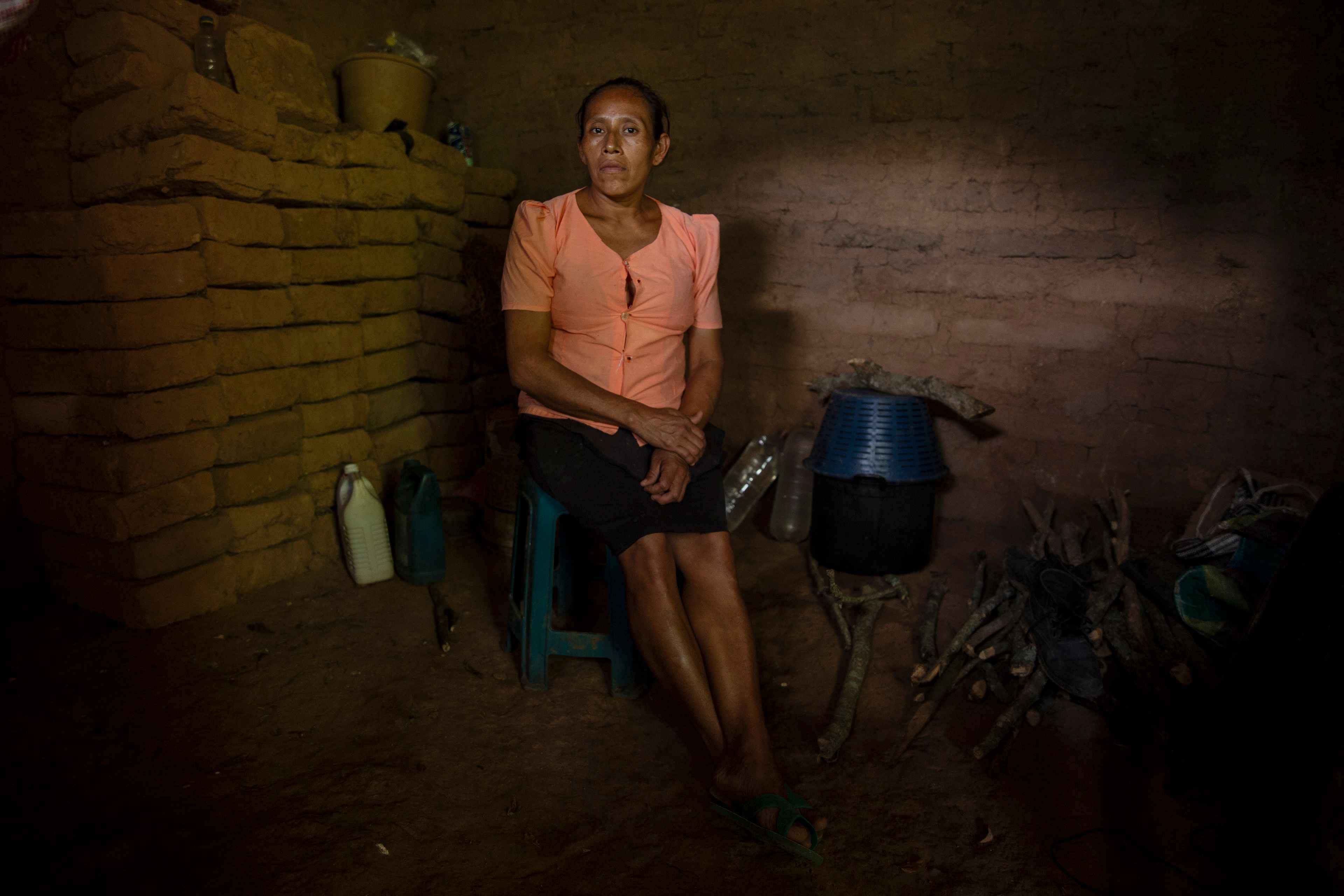 Lidia Hernández is the midwife everyone thinks of when asked. She is 40 years old and has eight children. She has too many grandchildren to count. In the past, she would attend as many as fifteen births in a single year. Now she attends between three and five, because there are two more midwives in her village who take on a share of the births. Lidia also suspects that there are fewer deliveries these days, because family planning is more common. Midwives are increasingly counseling women not to have as many children, but more often than not, the men reject their recommendation. “We don’t receive any pay for our work. The government wants us to work, but they forget about us when they make their policies,” she says. During her ten years of service, Hernández has received just one payment of Q3,000 from the government, which was delivered in 2022. The state has failed to fulfill this obligation for the past two years. She survives off her small plot of land, where she harvests corn and beans. Sometimes she gets help from her four children, who no longer live with her. Her first husband, with whom she had six children, was murdered 14 years ago. Her second husband abandoned her five years ago, leaving her alone with her two other children.