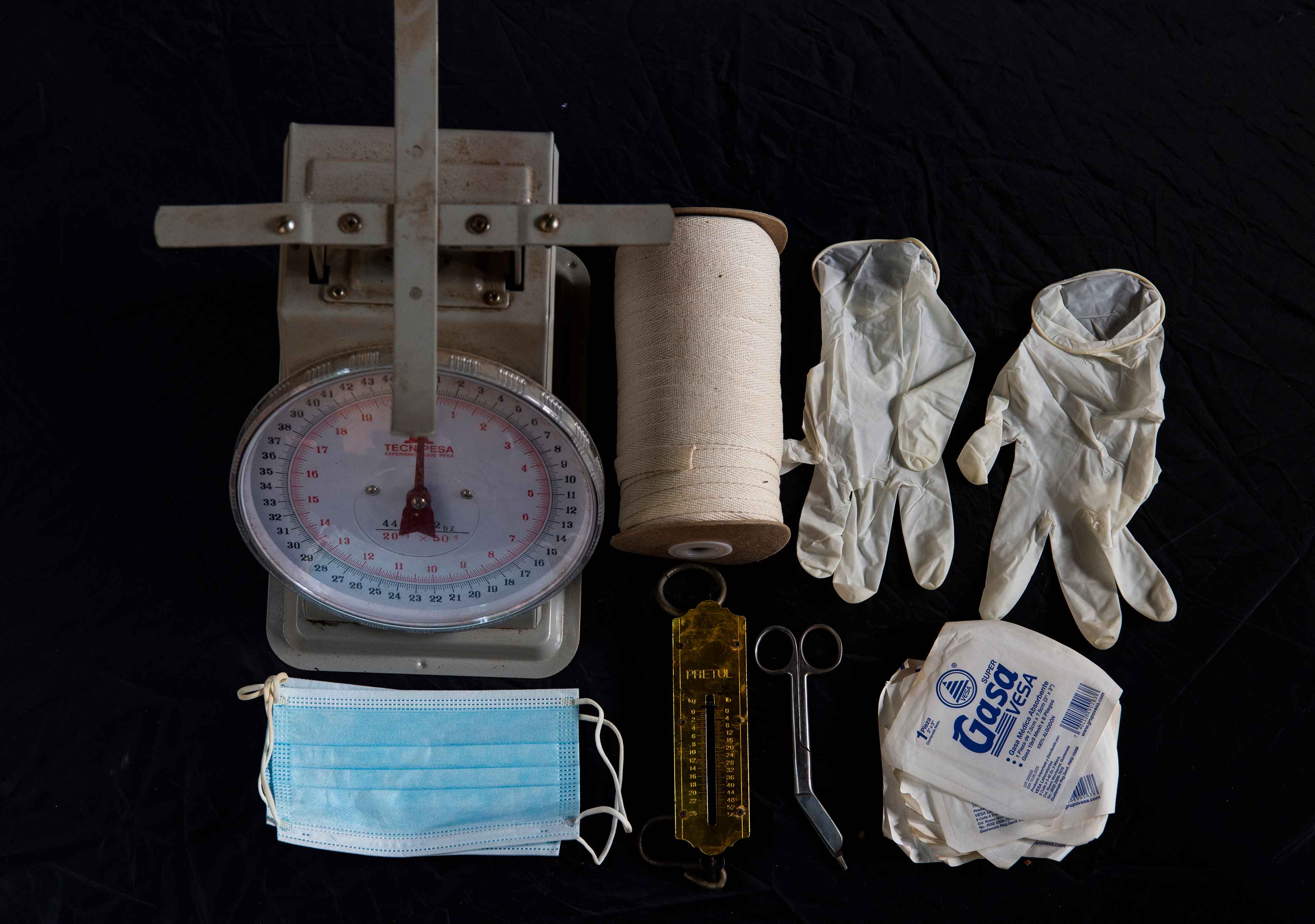“We struggle. We have to figure out how to provide care with what we have. The government is over there, far away, and we are here, forgotten,” says Lidia Hernández as she displays the supplies that she has on hand to attend births. Her first-aid kit is a clear plastic bag hanging from the ceiling and containing a few basic supplies: umbilical tape, scissors, a box of gauze, a box of latex gloves, a box of masks, a small scale and large scale. Sometimes, the kit includes an umbrella. “We have no resources. They don’t give us any supplies, but they demand that we have safe and clean deliveries. We have to buy our own supplies and oftentimes we rely on the voluntary collaboration of the families we serve,” said Febe Guarcas, a midwife from San Lucas Tolimán, Sololá, and the treasurer of the National Movement of Midwives, who spoke to El Faro during a presentation that the organization delivered to the Guatemalan Congress on Wednesday, September 18. The only member of Congress to attend was Sonia Gutiérrez, of the Winaq party. The other deputies invited were not present, as has been the case since 2016.