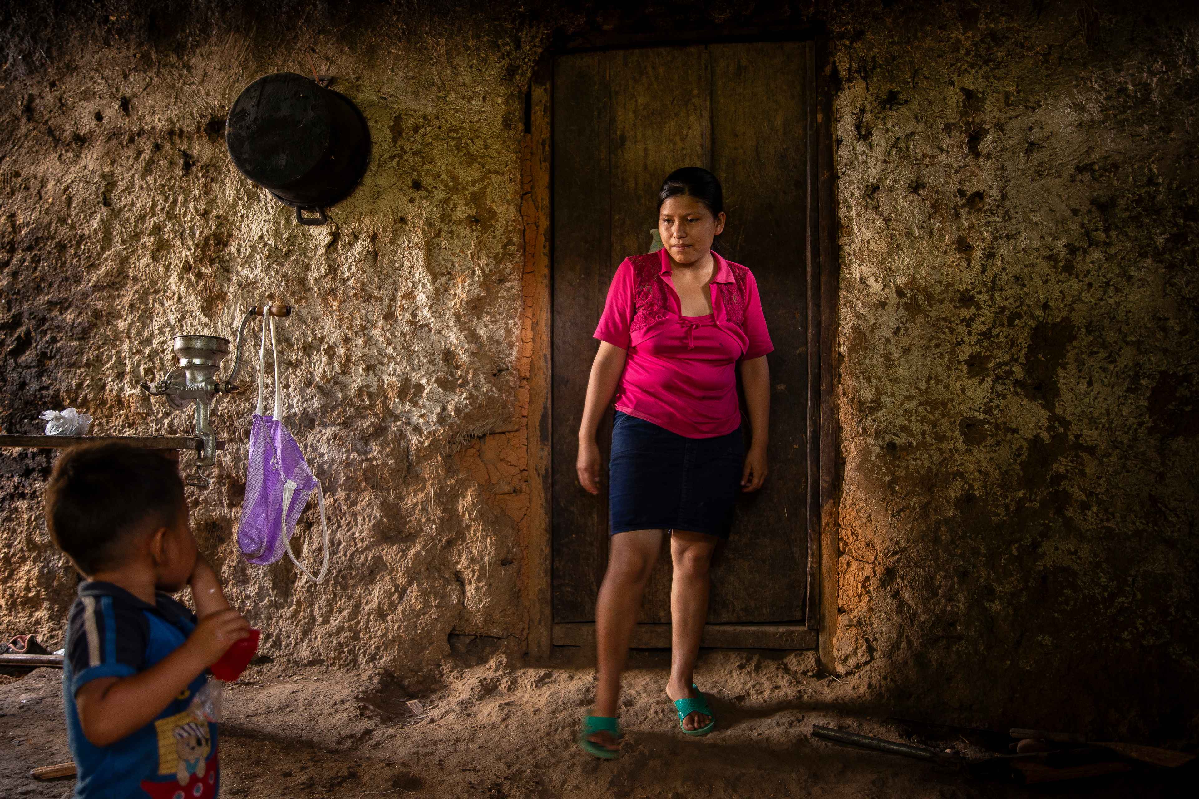 Brenda buried her second daughter on Dec. 11, 2020. Since then, she has not visited her grave. “When you do everything for your children, there’s no time for sadness. That’s why I don’t mourn her. I gave everything for her when she was alive. Now I have to take care of my other three children,” she says. Jazmín lived only two years, mostly between hospitals in Chiquimula, Zacapa, and Guatemala City. “In the capital, they did all the tests and told me it was pneumonia. That was all. When I took her to intensive care, she was nine months old and weighed 16 pounds. When she came out, she was 16 months old and weighed 13 pounds. She lost weight in the hospital. Maybe because of all the blood they were taking,” says Brenda. She and her husband work as day laborers on farms near their home, where they make about Q80 a day (a little over $10).