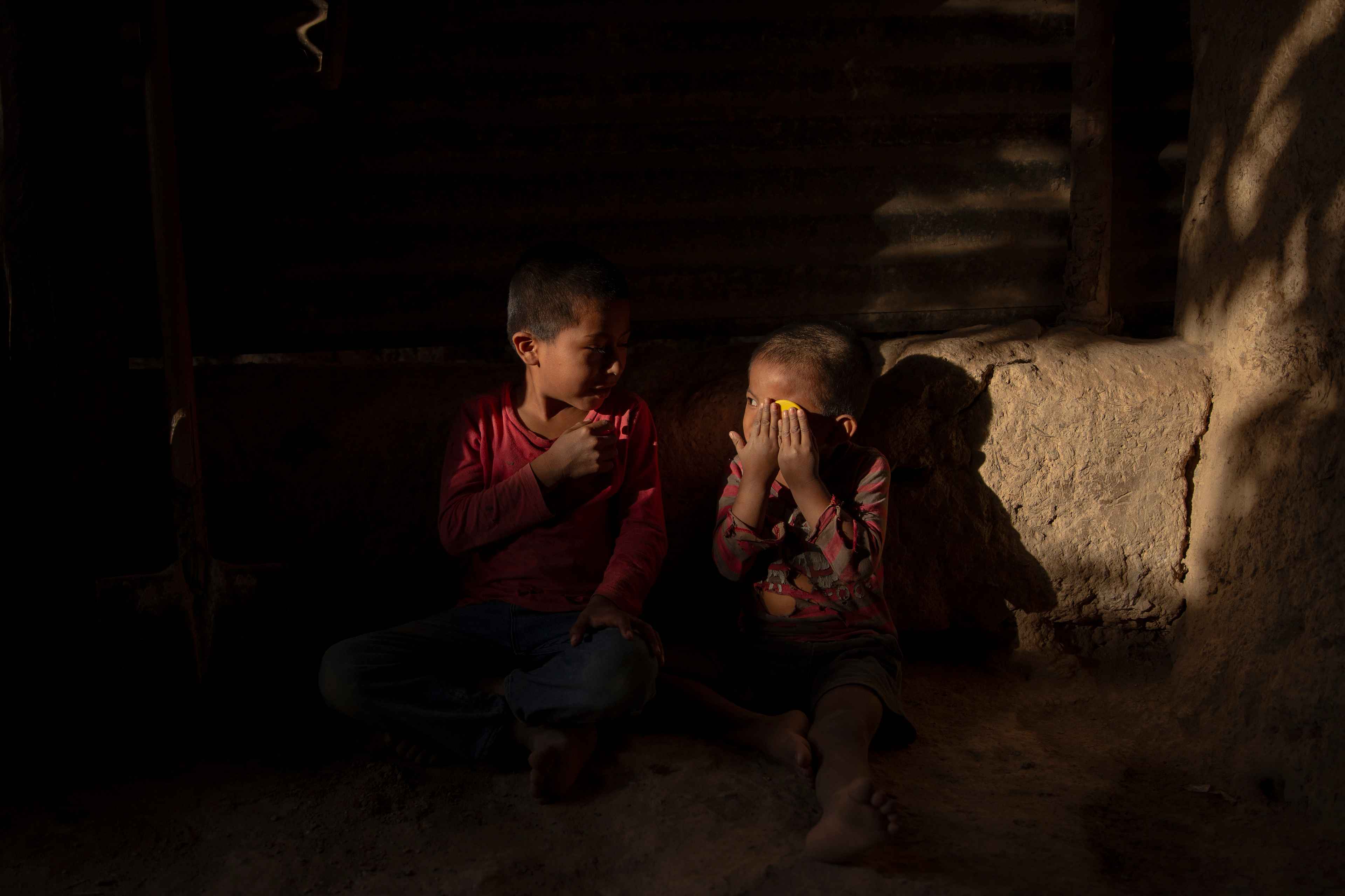 Two brothers —Santos Alfredo, seven, and Santos Adilson, four— play at home in the canton of Pitahaya in the municipality of Camotán. A total of twenty seven children live here, born of six sisters who became mothers when they were children themselves, of 13, 14 and 16 years old. The kids live crowded together in small huts distributed across their grandparents’ land. They run barefoot from one side of the yard to the other, with swollen bellies, playing in the dirt and with dogs and a litter of baby pigs that wallow in the mud. Camotán is part of Central America’s Dry Corridor, and is one of the areas most impacted by the climate crisis. Camotán also has the highest rate of chronic malnutrition and the second highest rate of acute malnutrition in the department of Chiquimula. The main causes of illness in children are gastrointestinal infections, colds, and pneumonia, all caused by malnutrition and deficiencies in the body's immune system, according to the Assessment of Municipal Public Finances published by UNICEF in September 2022.