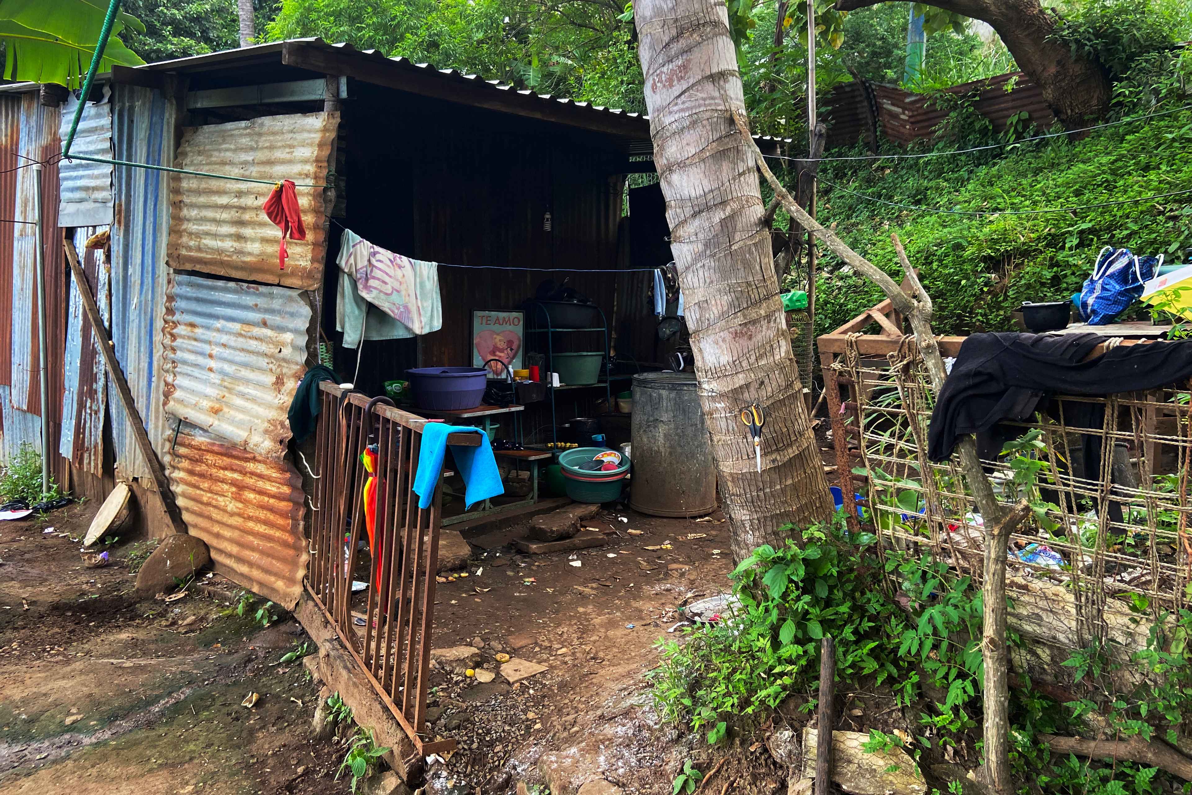 Durante generaciones, la familia de Juan Saúl ha vivido en probreza extrema. Compartía un cuarto de lámina con su madre, su hermana y su sobrino, en un espacio sin conexión de agua potable y sin una letrina funcional. Foto de El Faro: Carlos Martínez.