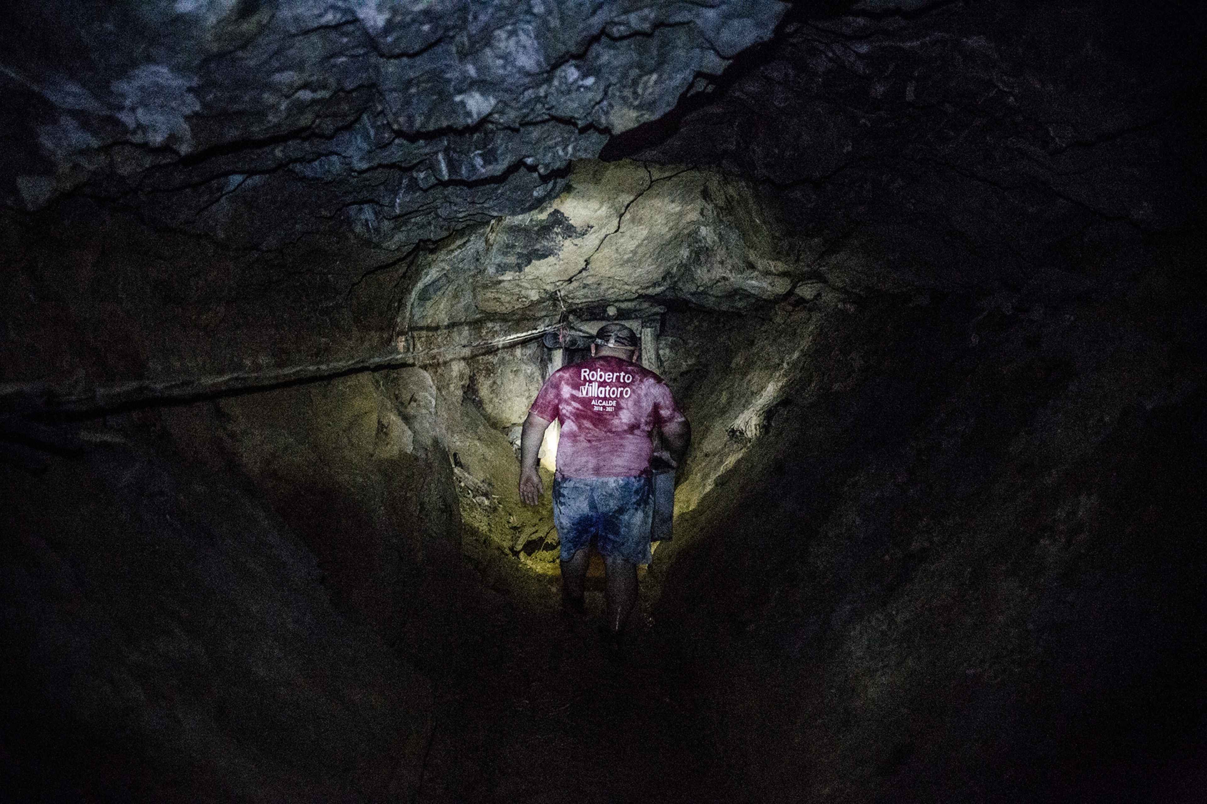 Israel Melgar enters the heart of San Sebastián mountain through the mine known as La 600, built by the company Gold Mine. Artisanal miners had dug further into tunnels left by mining corporations. Some of El Salvador's mines are over 100 years old.