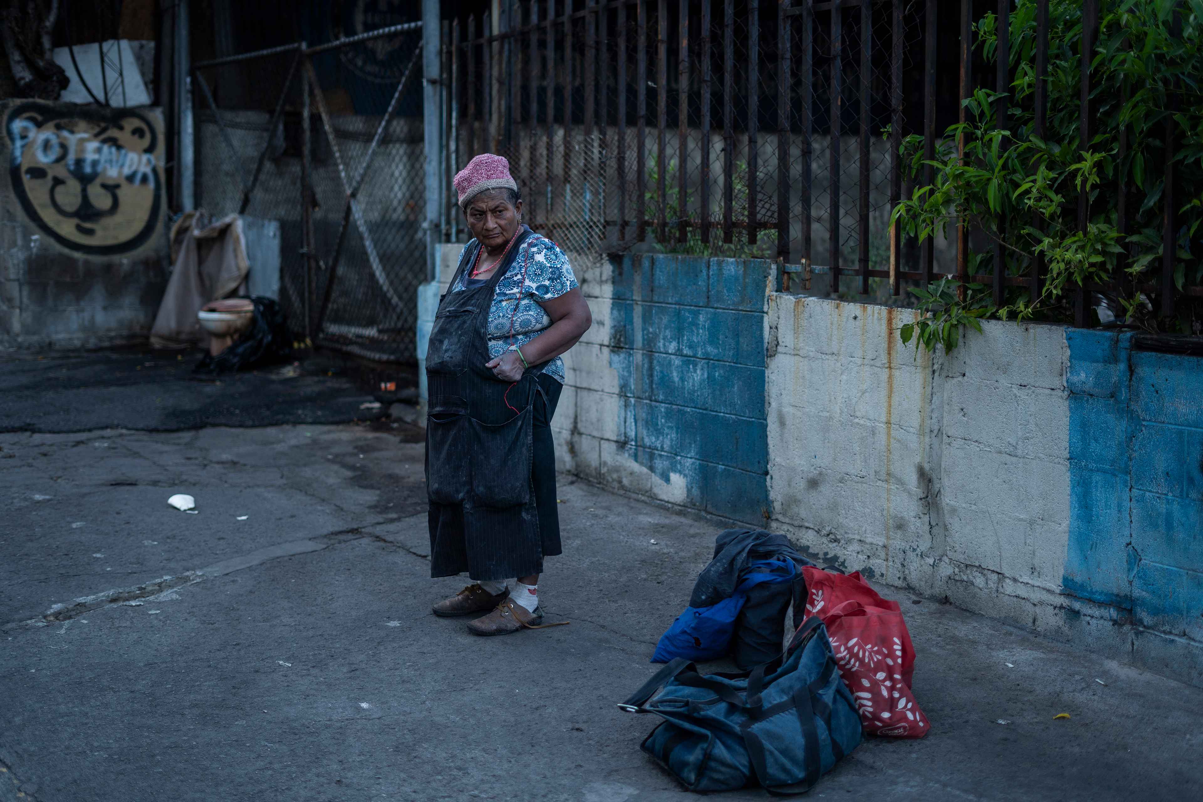 “I'm afraid of those men,” says Vilma, ”those policemen.” “Why are you afraid of them?” ”Because they always scold me and want to hit me and throw me out of here.” Vilma, 48, wanders around Plaza Libertad to collect plastic bottles with which she makes a living. Almost every afternoon she sits in front of the ruined house of former president Alfonso Quiñónez Molina, a member of the Meléndez Quiñónez dynasty, who also governed between 1913 and 1927. That space, less than a hundred meters from the Christmas Village of Plaza Libertad, today is a smelly corner where some homeless people tend to relieve themselves. Photo Víctor Peña