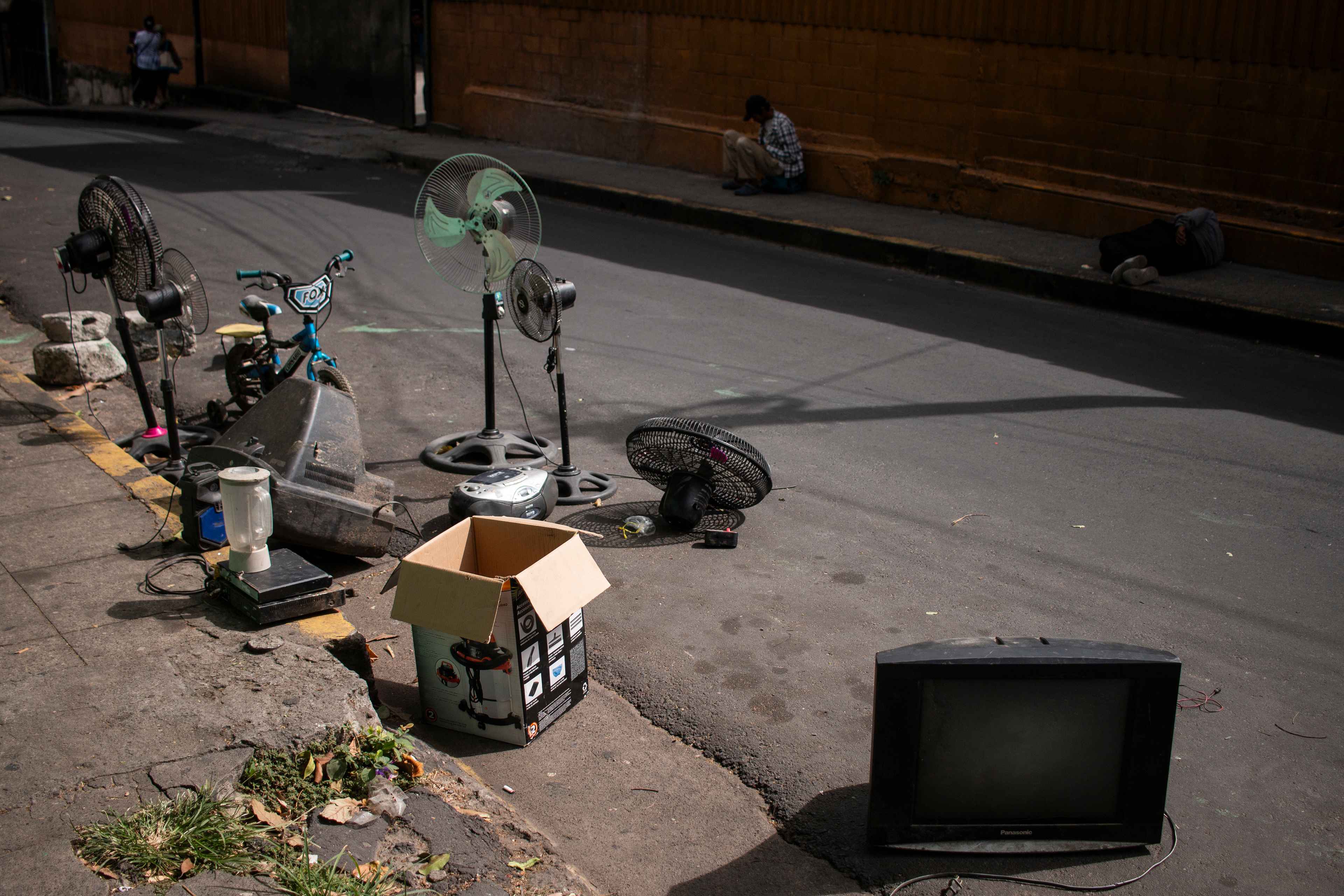 “Street vendors are left out of this circus they have set up,” says a used appliance vendor who prefers not to identify himself. On the other side of the street, two homeless people sleep on the sidewalks that cross Eighth Street East and Sixth Avenue South, where many have gone to make a living, in one of the loneliest spaces in the Historic Center. “Three blocks from here, a coffee is four dollars. That's what I sometimes make in a day,” says the vendor. Photo Víctor Peña