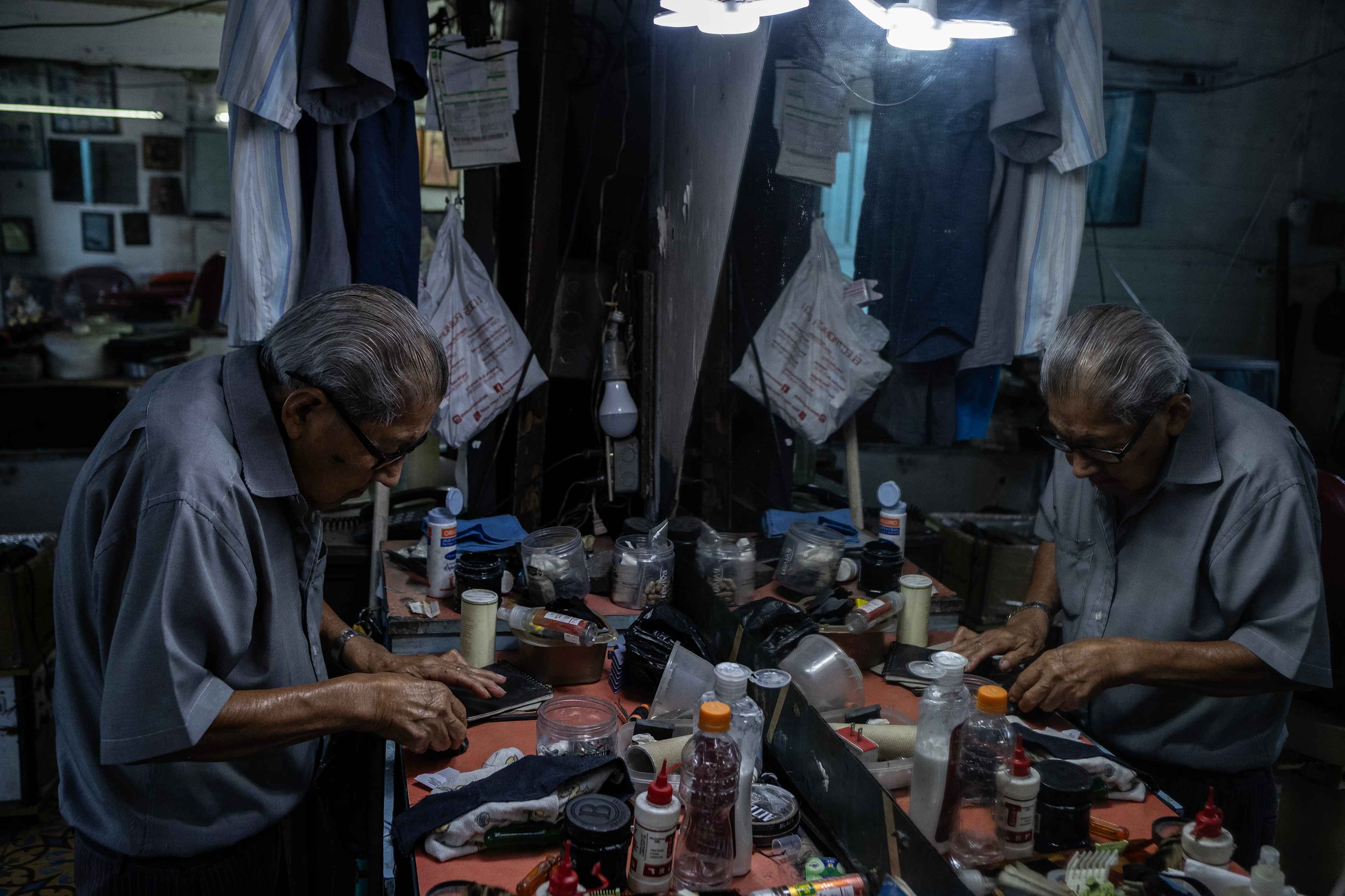 In 2020, at the height of the pandemic, Fabián was paying $115 a month for the premises of a hairdresser's shop. A year later the fee was bumped to $200, on top of $65 for his room and $20 for electricity and water. He says that thanks to his clientele he manages to eke out his monthly payments, but a few months ago people from the mayor's office came to the barbershop to tell him that they might close his business in the next few months. “They didn't give me any further explanation. I think it is because they see that this is a humble business. They are going to want to close it, and I can't invest in remodeling it,” he said. Photo Carlos Barrera