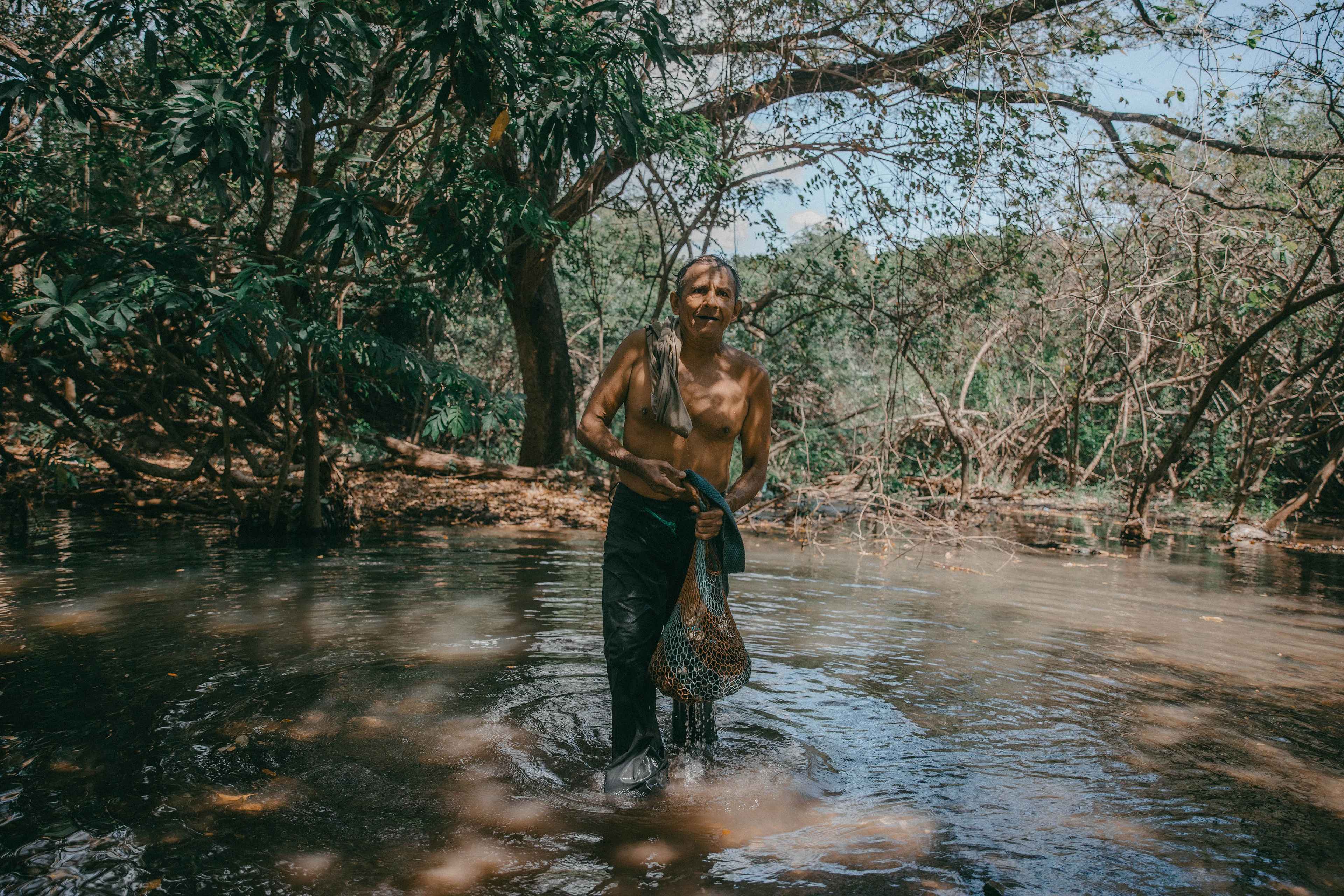José Escobar tiene de 60 años de edad, es un curilero de Condadillo que ha trabajado durante los últimos 45 años en el manglar del estero El Tamarindo. El manglar está ubicado a unos 100 metros de donde se hacen los trabajos de construcción del Aeropuerto del Pacífico. Cada vez los curileros tienen menos acceso directo al bosque salado de donde extraen conchas y pescan para mantener a sus familias, "Somos al menos 95 curileros aquí en Condadillo, eso significa que hay unas 95 familias que quizás perdamos nuestra fuente de trabajo cuando cierren el terreno del aeropuerto", dijo José después de una jornada de trabajo en el manglar. 