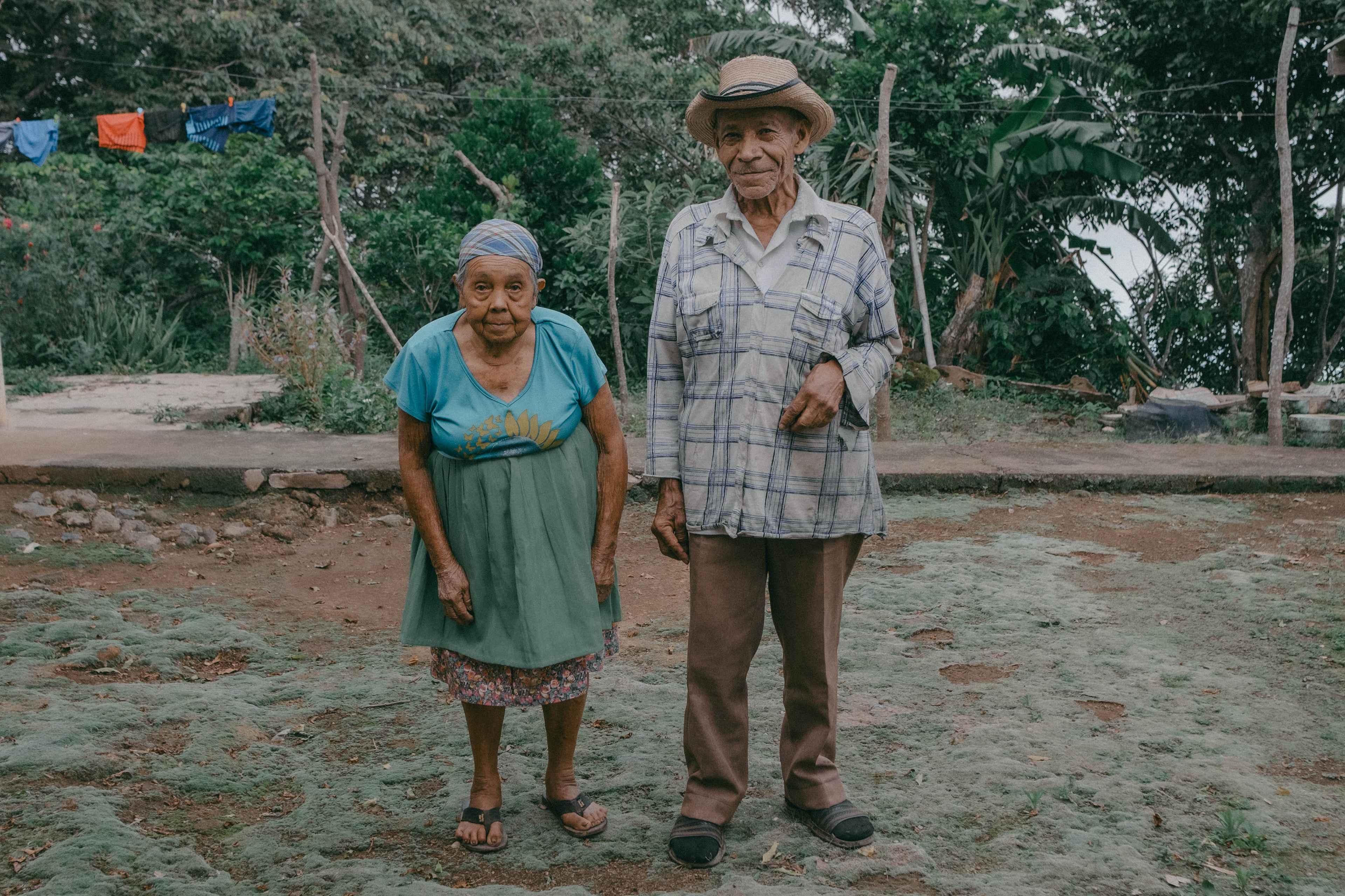 A sus 85 años, a Abraham Rivas les cuesta recordar cuántos años trabajó cuidando fincas cafetaleras en las montañas de Berlín. El café fue el producto agrícola que durante décadas les dio lo poco con lo que han sobrevivido. Ahora, lejos de las comunidades aledañas, vive junto a su esposa Julia Portillo, de 87 años, en lo que queda de una finca. Sobreviven por la caridad de líderes comunitarios de San Lorenzo, la comunidad más cercana, que les llevan alimentos y agua. "Yo aún tengo fuerzas para ir a Berlín caminando, pero me tardo todo el día en ir y venir. Ya caminar con un cántaro de agua en esas quebradas, no puedo", dice Abraham.