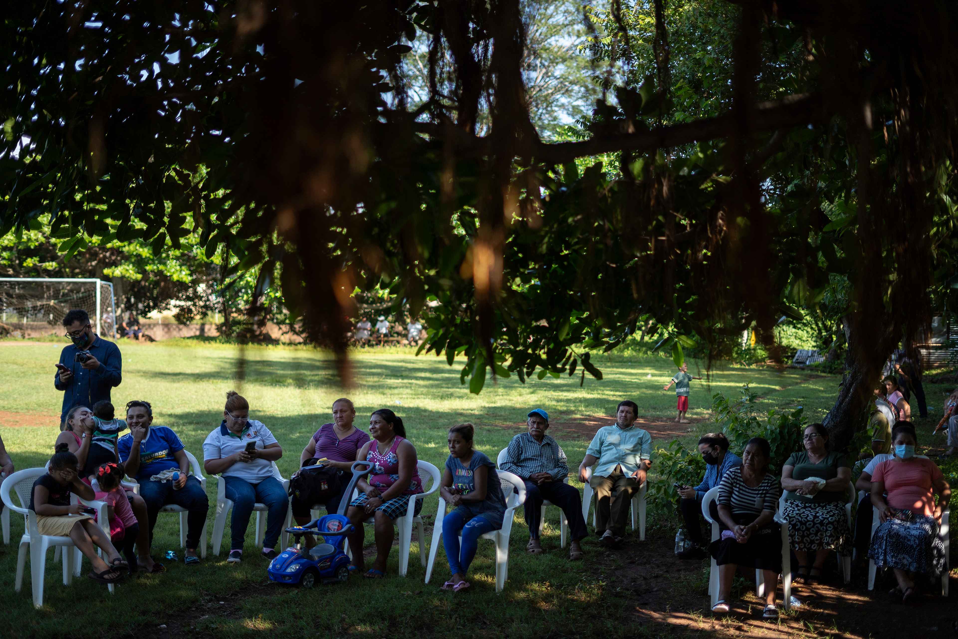 El 22 de junio de 2022, más de 30 habitantes se reunieron en la cancha de fútbol de Condadillo. Había también líderes y lideresas de Flor de Mangle y La Criba, los otros caseríos aledaños a Condadillo, que también habían escuchado los rumores sobre los desalojos y sobre la obligación de vender sus terrenos para la construcción del aeropuerto. Se presentaron esa tarde para obtener la información oficial que nunca llegó.