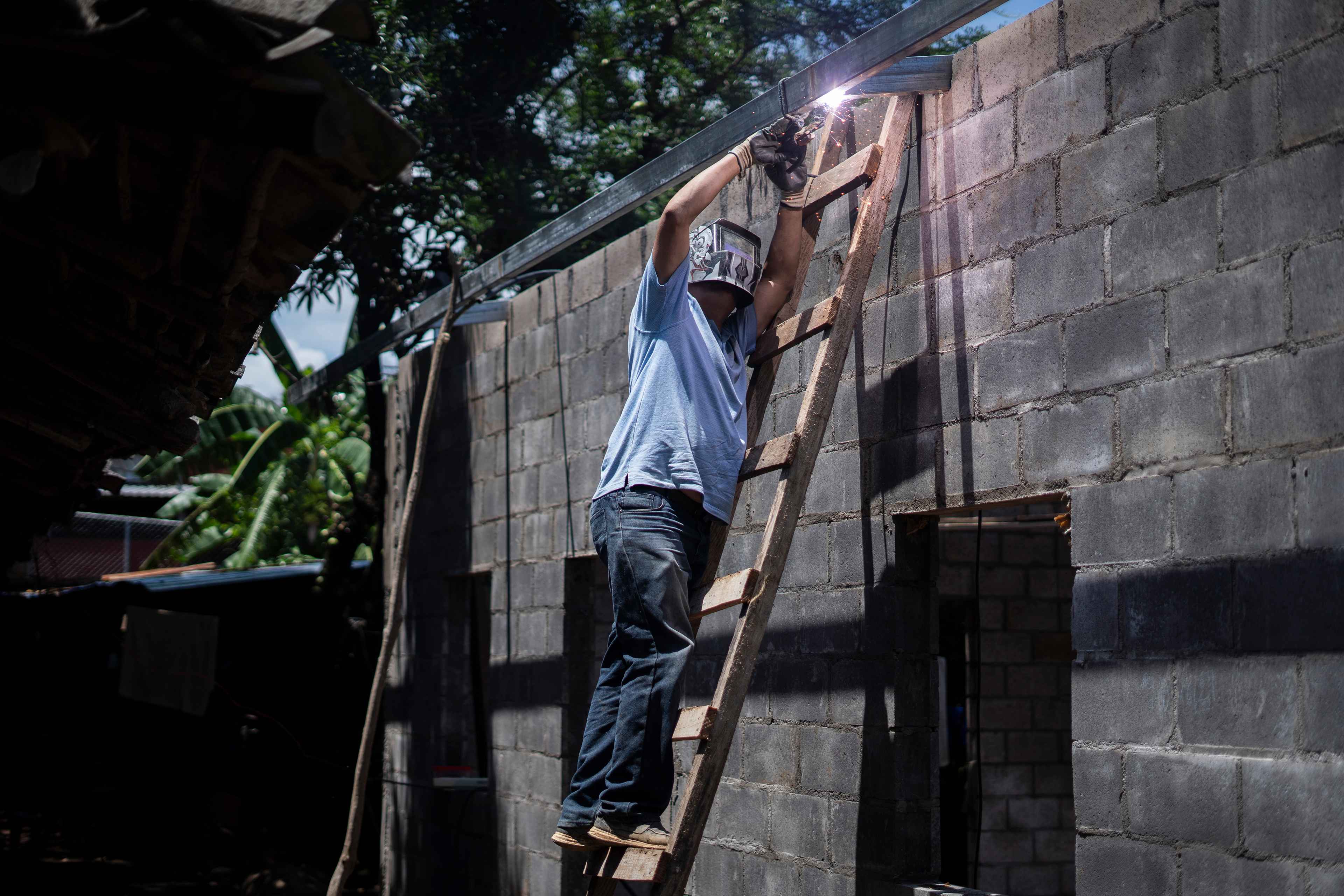 In May 2022, despite threats of eviction, some families kept building their homes. At that time, the community was afraid and had many doubts. Nobody knew for sure what the government’s plans were for the area. Almost three years later, this same house survived the eviction for now because it is located only five meters from the line where the airport construction area begins.