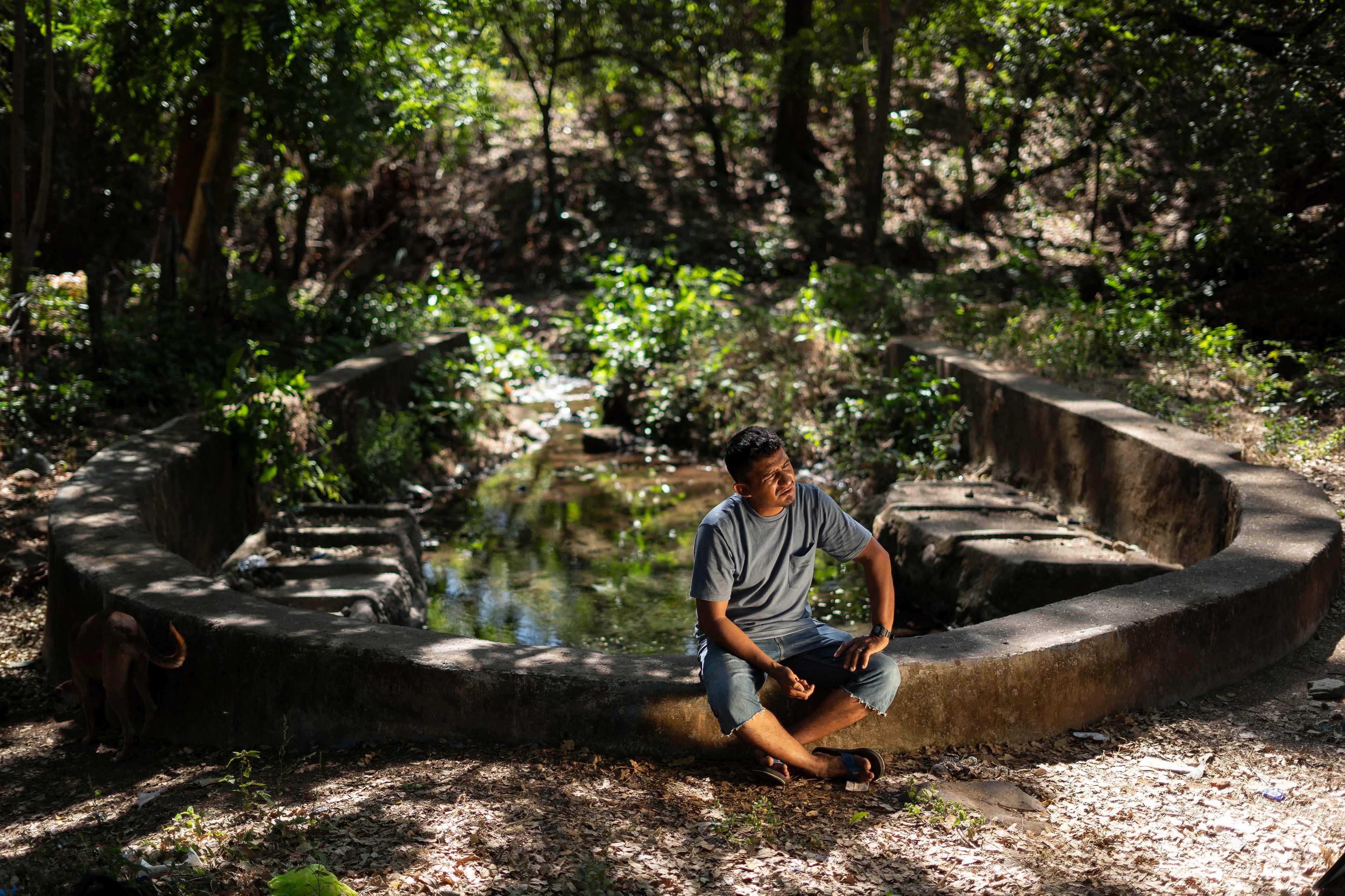 In January 2023, sitting on the wall protecting his community’s spring, Will Claros was certain that the forest behind him was going to disappear. Two years later, he was right. Will answers a phone call while cleaning his fishing boat at El Embarcadero, the artisanal fishing dock in front of El Tamarindo Beach in La Unión, where he has made a living for many years. “I haven't gone to see for myself because it's very sad. There is no longer any access to the spring and there won’t be,” says Will, who fears that the construction of the airport will rob him of the workspaces with which he has always fed his family.