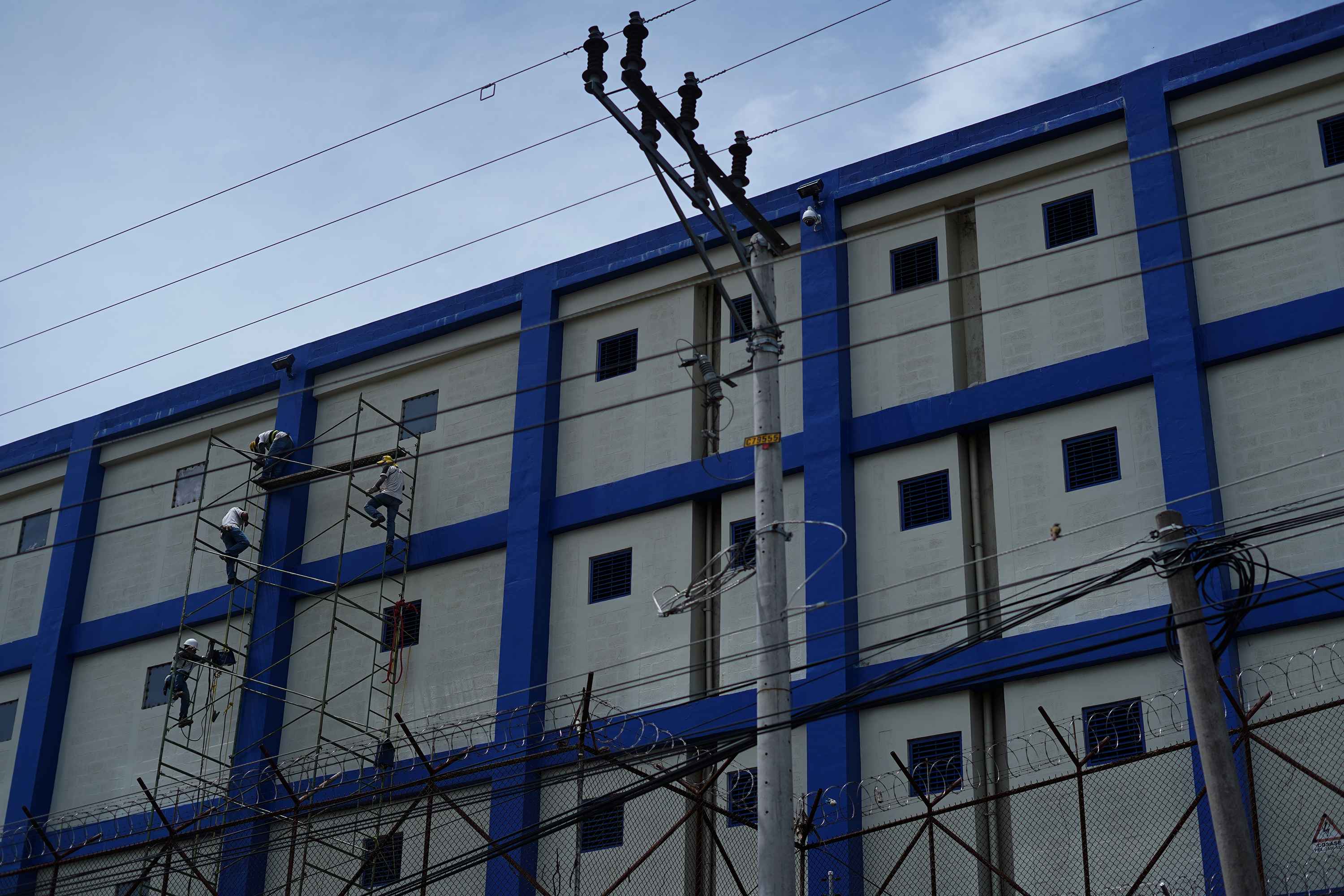 Las familiares de los reos solían acercarse al nuevo sector de celdas del penal de Mariona para intentar comunicarse con sus familiares, veían hacia las ventanas donde los detenidos asomaban su cabeza. Las autoridades de la Dirección General de Centros Penales ordenaron cerrar las ventanas con lámina y un sello de soldadura. Foto de El Faro: Víctor Peña.