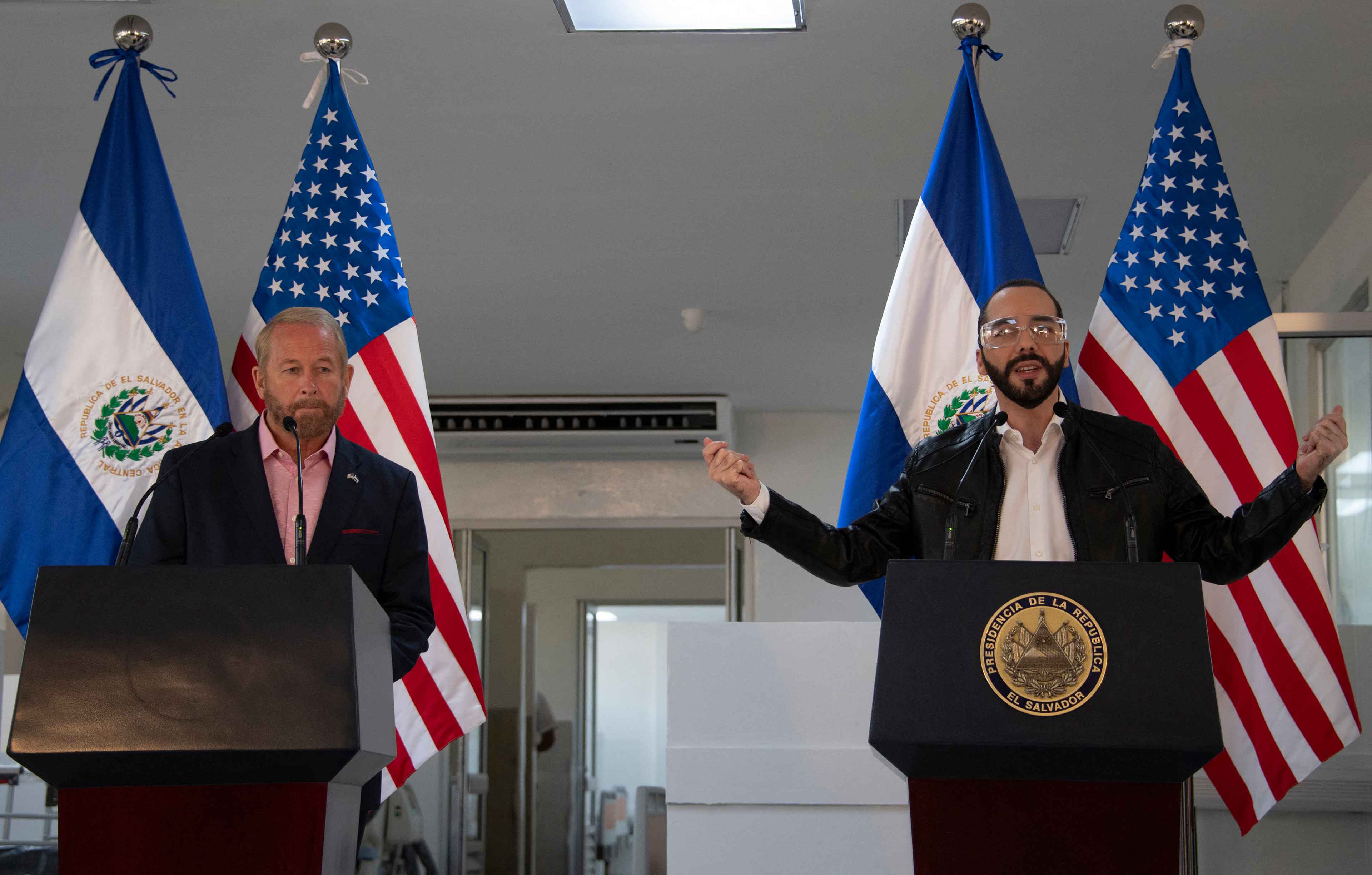 U.S. Ambassador to El Salvador Ronald Johnson in a press conference next to Salvadoran President Nayib Bukele at Rosales Hospital in San Salvador on May 26, 2020, during the Covid-19 pandemic. Photo Yuri Cortez/AFP