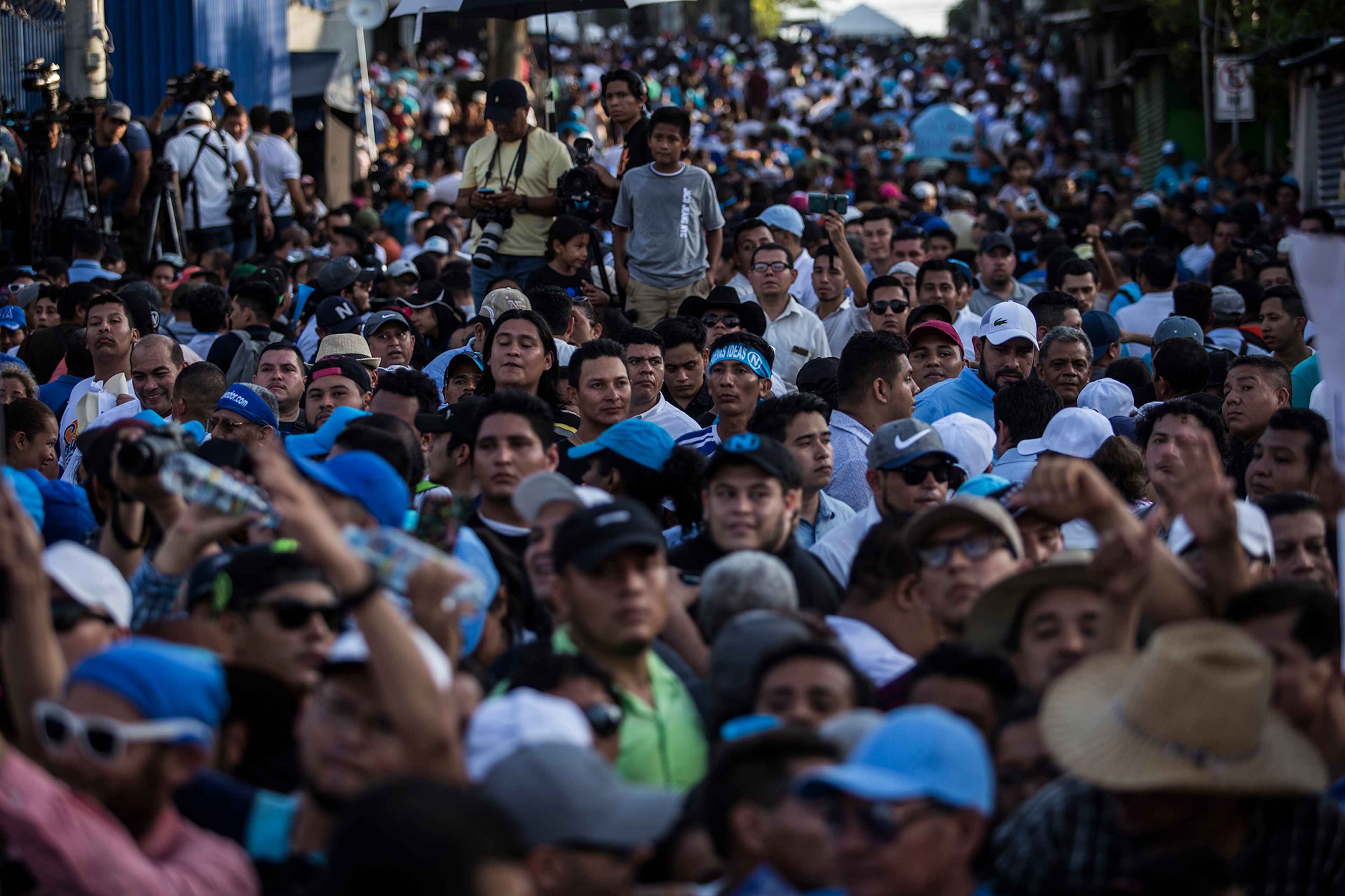 Some 5,000 supporters of Nayib Bukele waited for more than three hours for the president to arrive to deliver a speech on Sunday, Feb. 9, 2020. During his remarks, many of those present shouted at the president to give the order to enter the Legislative Assembly en masse. Photo Víctor Peña