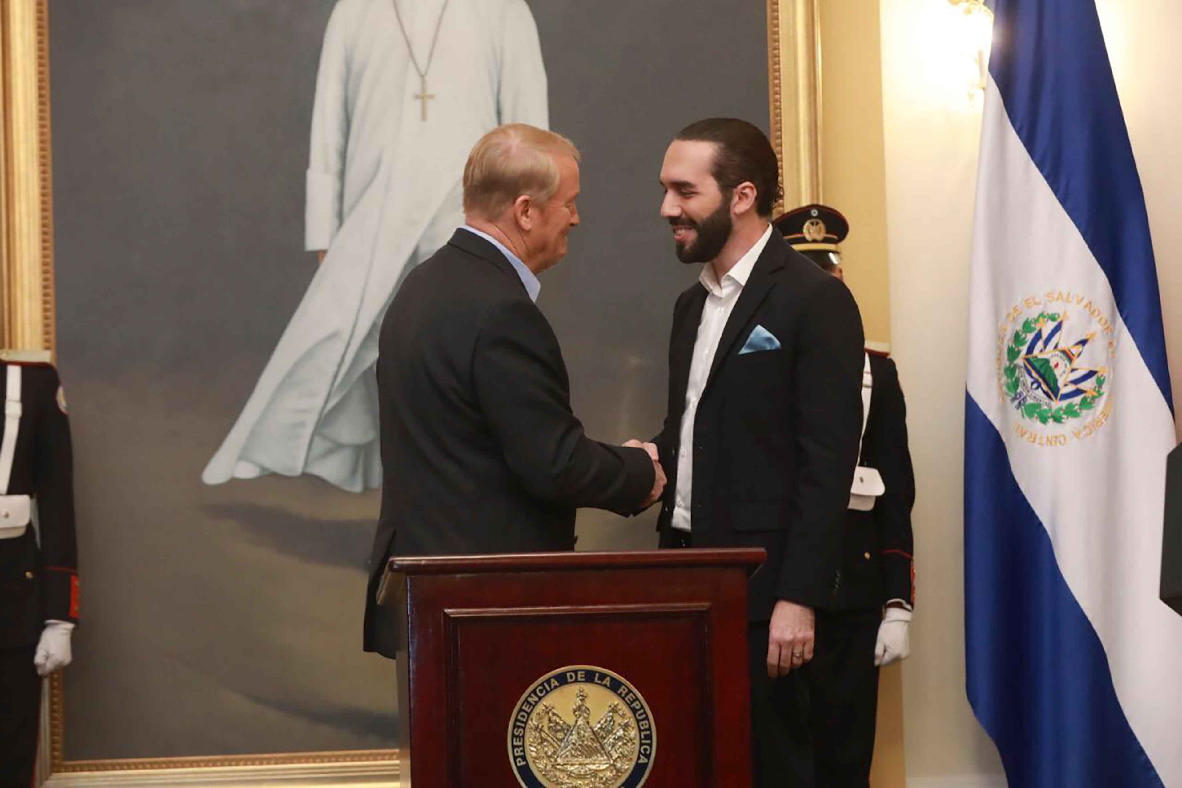 U.S. Ambassador Ronald Johnson and Nayib Bukele, during the signing of the U.S.-El Salvador work visa agreement on Thursday, Feb. 6, 2020. It was in this press conference that Bukele announced an emergency session of the Legislative Assembly, to be held on Sunday the 9th. Photo taken from the Embassy’s social media.