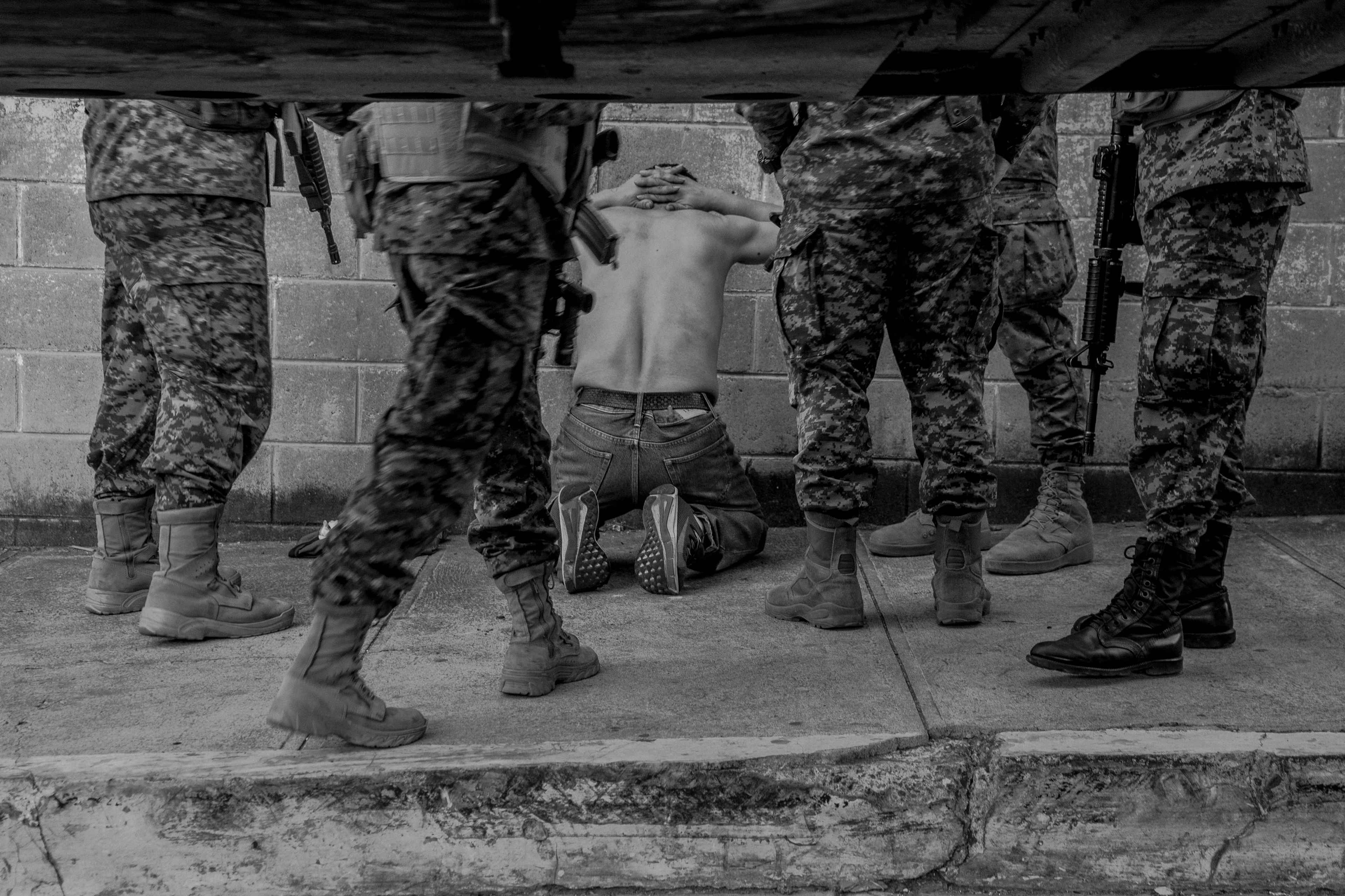 El sábado 26 de marzo de 2022  fue el día más violento del siglo 21 en El Salvador, según los registros existentes. Desde el domingo 27 de marzo de 2002 en que la Asamblea Legislativa aprobó un Régimen de Excepción, El Salvador suspendió sensibles derechos constitucionales a los ciudadanos. Desde entonces, la policía y el ejército han capturado a más de 80.000 personas. Según estimaciones de organizaciones que defienden derechos humanos, al menos 30.000 de las personas son inocentes. Desde esa fecha se registran al menos 300 muertes en las cárceles del país.