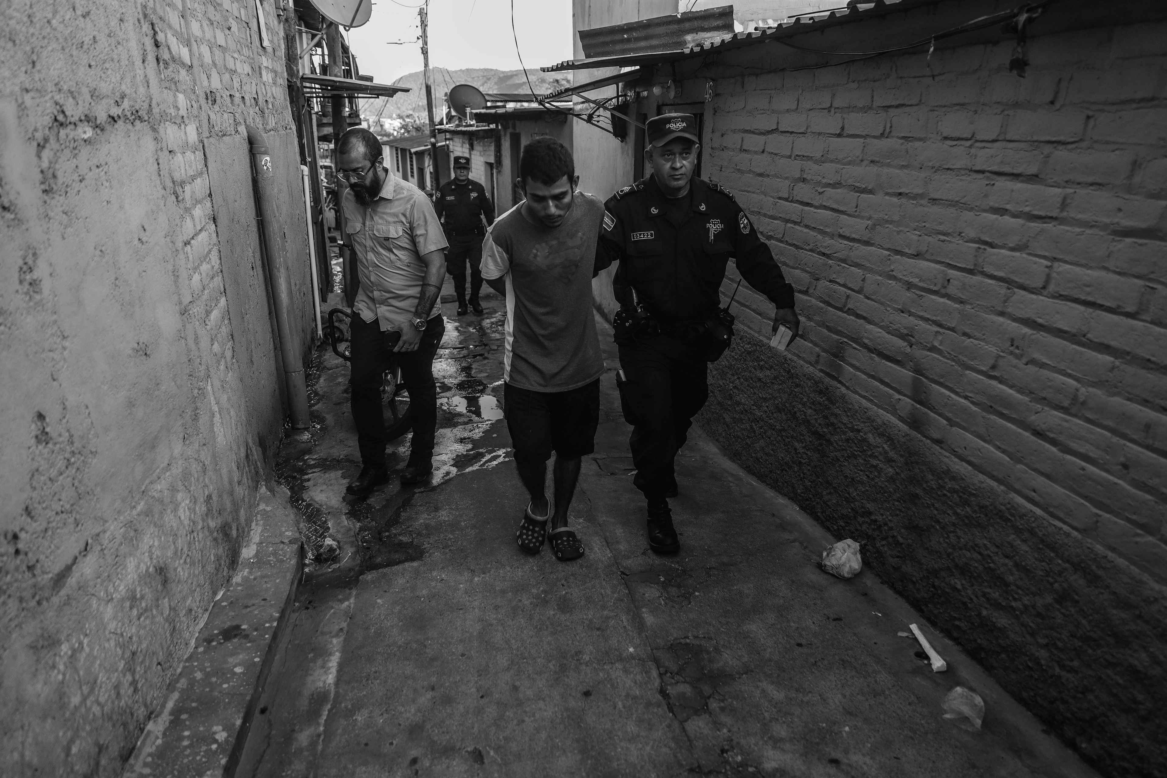 Un joven es llevado a prisión por la policía durante un operativo realizado el 1 de febrero del 2024 en la comunidad Nuevo Israel de San Salvador. Se le encontró una porción de marihuana para consumo personal y fue tratado como pandillero a pesar de no tener vínculos con grupos criminales ni registro de detenciones anteriores por parte de la policía.