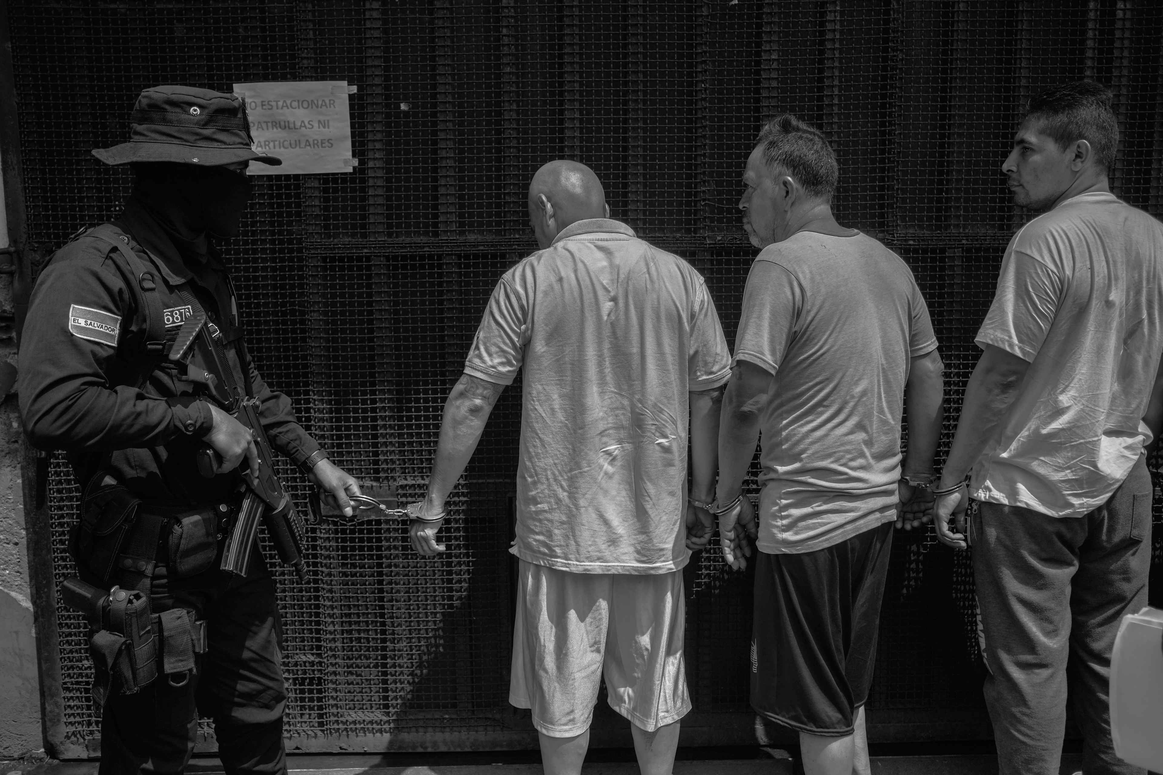 Durante los primeros días del régimen de excepción en 2022, las detenciones fueron masivas y los capturados fueron llevados en grupo a bartolinas como El Penalito y acusados de asociaciones ilícitas incluso sin tener relación entre sí.
