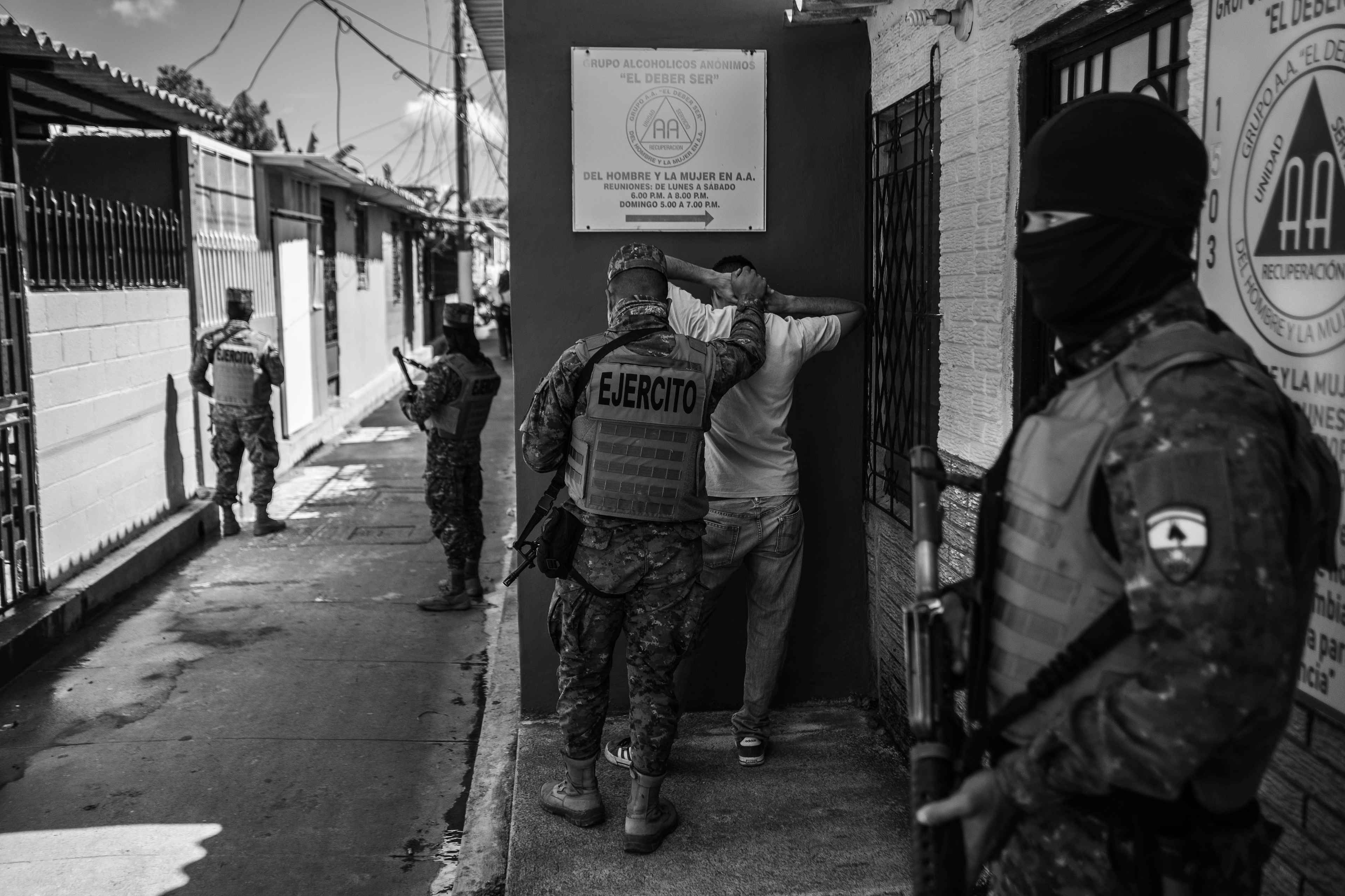 El 3 de diciembre de 2022, las fuerzas de seguridad salvadoreñas capturaron a decenas de jóvenes durante un cerco militar en la colonia Las Margaritas de Soyapango. Las Margaritas es un barrio estigmatizado debido a que, durante años, estuvo bajo el control de la mara MS-13.
