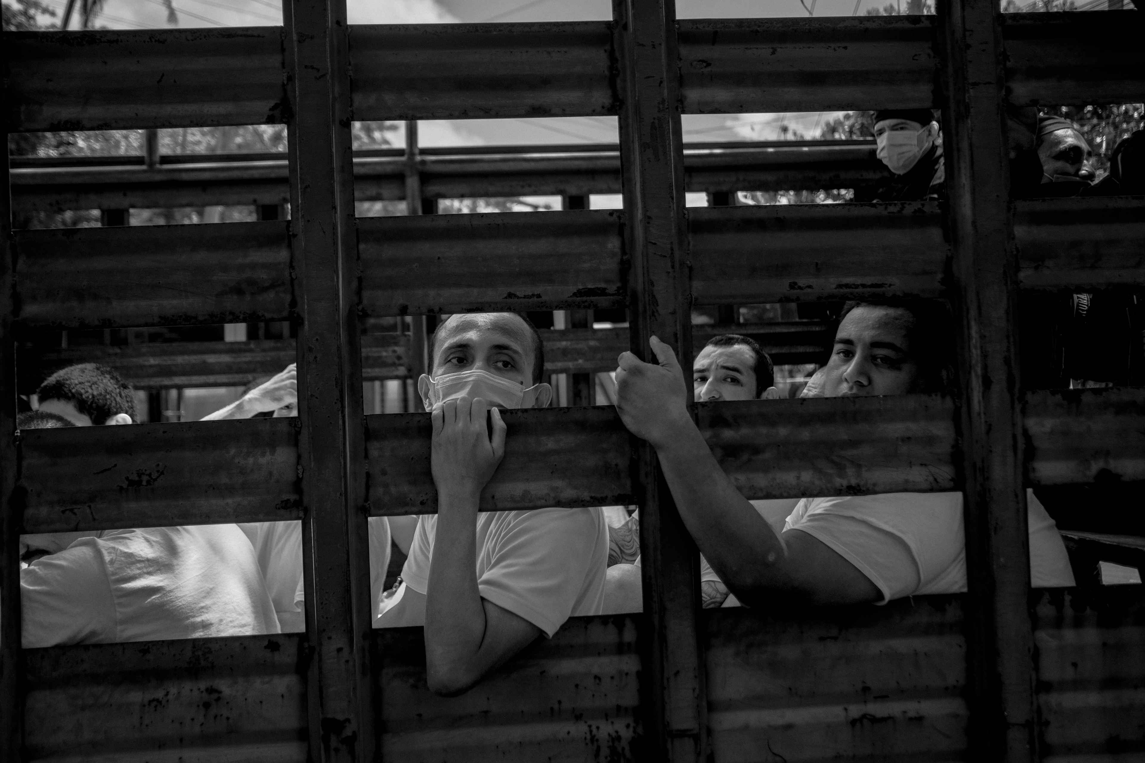El 27 de septiembre del 2022, un grupo de presos capturados debido al régimen de excepción, espera a la entrada de la cárcel de Ilopango, en San Salvador. Ese día fue el último que pudieron ver a sus familiares. En las cárceles de El Salvador los detenidos no tienen comunicación con el exterior y no pueden recibir visitas de sus familiares.