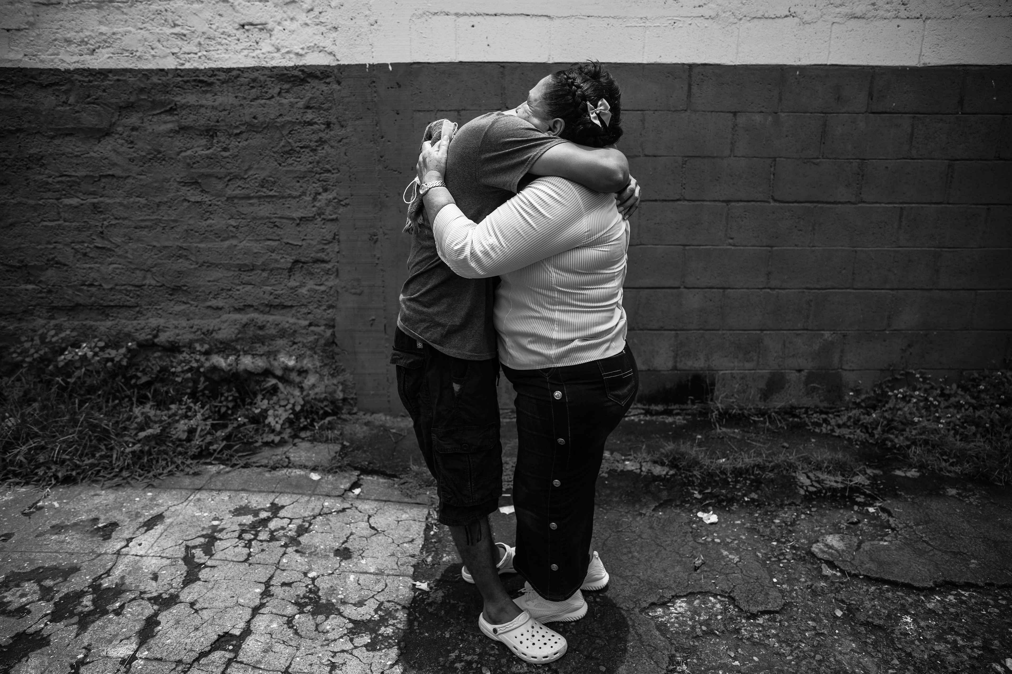 El 16 de agosto de 2022 Uziel de Jesús fue liberado de las bartolinas de la PNC en Usulután, El Salvador. Su madre, Vilma Pineda, quien había viajado todos los días desde su captura, lo esperó en la entrada. Uziel fue capturado en la Isla Espíritu Santo junto con 21 vecinos debido al régimen de excepción.