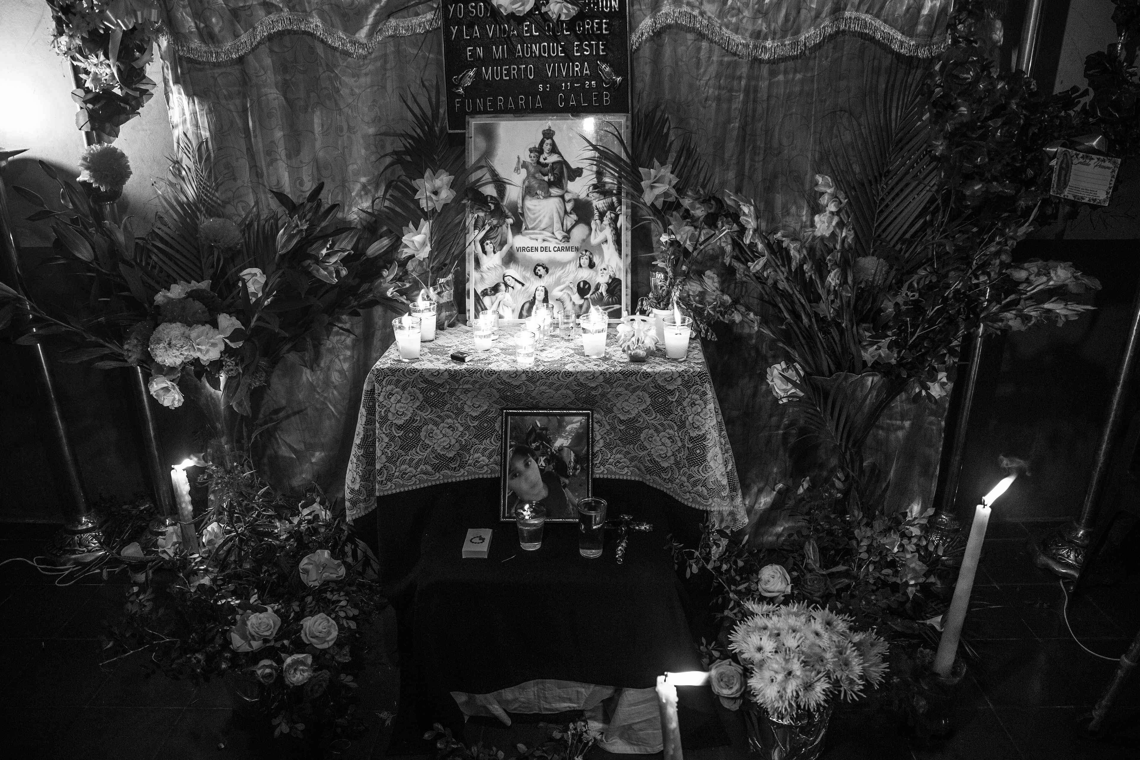 Un altar en honor a Juan Saúl. Juan falleció el 13 de octubre de 2024 a los 32 años. Pasó los dos últimos años de su vida en prisión tras ser capturado bajo el régimen de excepción el 31 de octubre de 2022. Juan trabajaba en el Ministerio de Obras Públicas del gobierno de El Salvador.