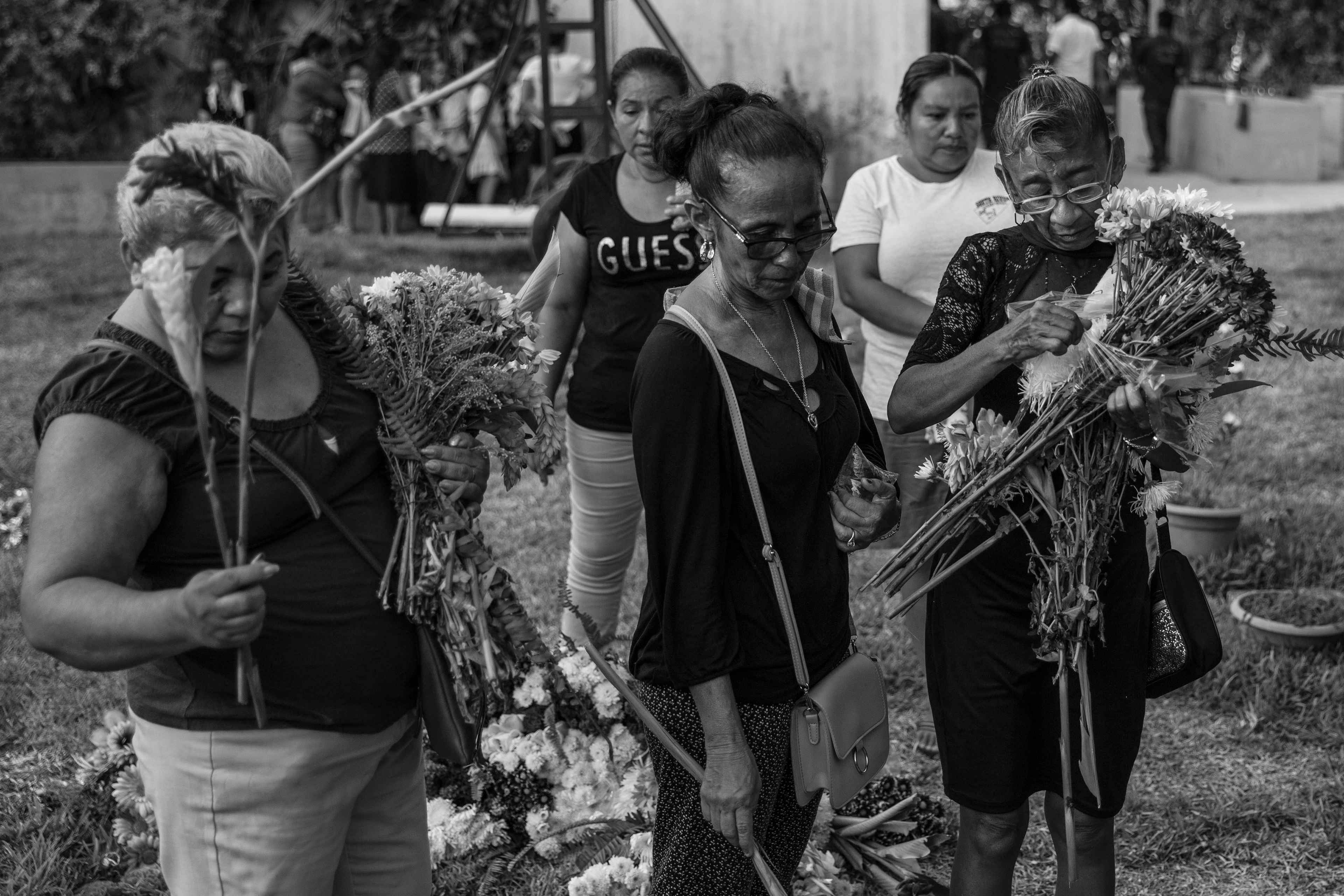 Familiares de Rodrigo Vázquez Jr., quien falleció en una prisión salvadoreña durante el régimen de excepción, durante su funeral el 13 de marzo de 2023.