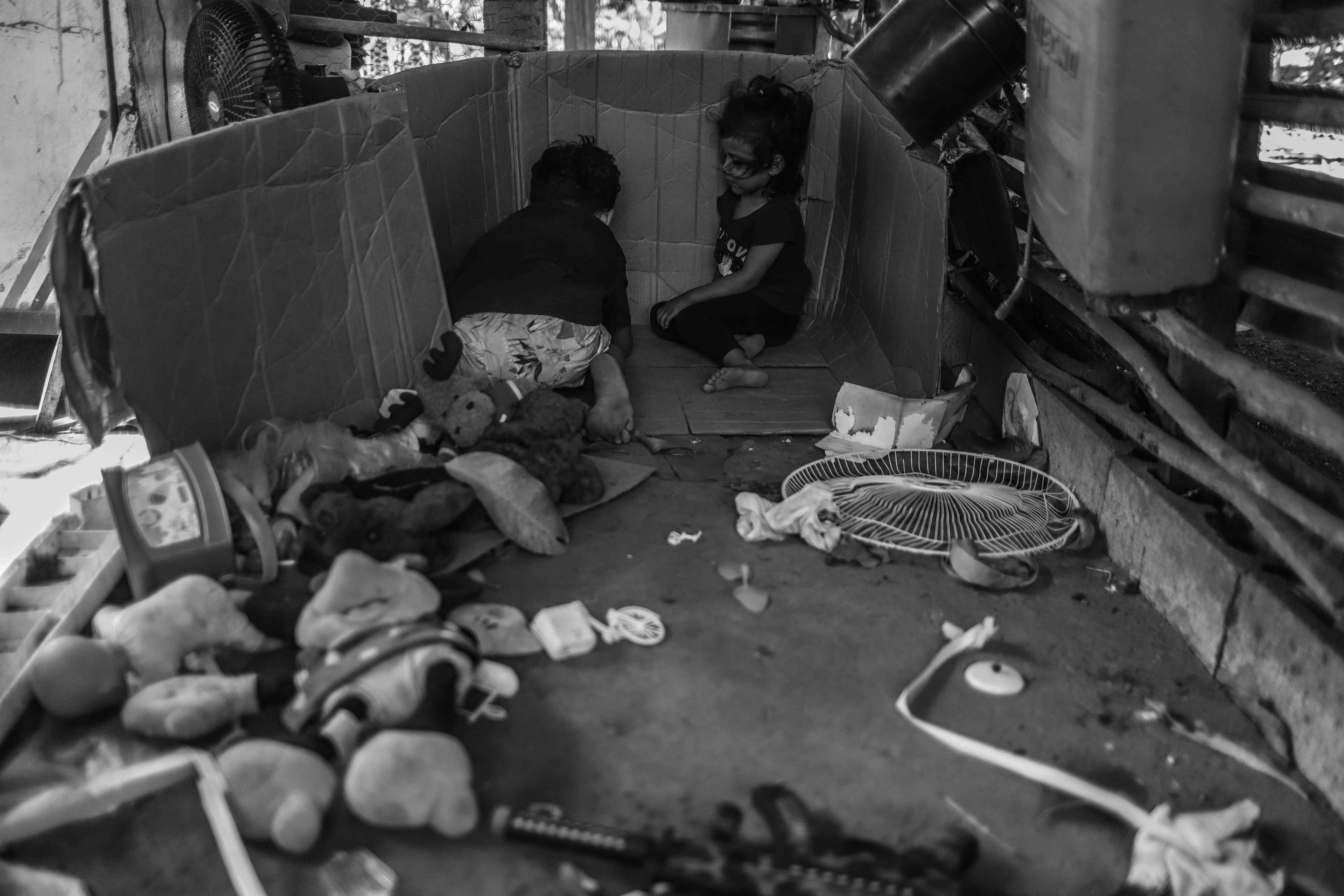 Los hijos de José Duval Mata juegan en su casa en la zona rural de Usulután, al oriente de El Salvador. José fue capturado en abril de 2022 y permanece en prisión. Tras casi tres años de Estado de Excepción, miles de niños crecen sin sus padres en El Salvador.