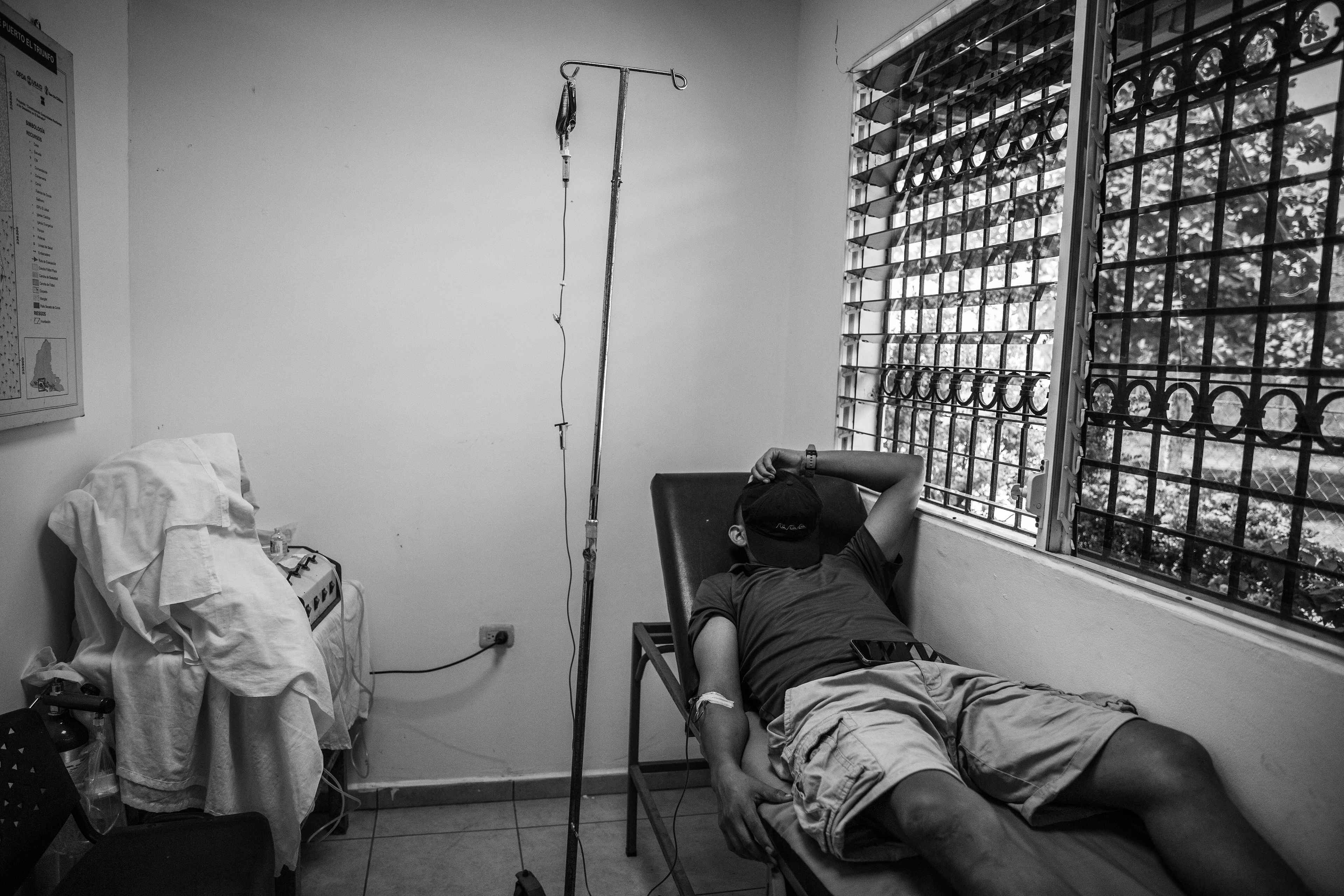 Andrés es un joven de 28 años, residente de un cantón rural en el oriente del país. Tres meses después de obtener su título de ingeniero, fue arrestado bajo el Estado de Excepción. Andrés estuvo detenido ocho meses y medio. Afirma haber visto cientos de casos de desnutrición severa, que le recuerdan, dice, las imágenes de las víctimas de los campos de concentración alemanes durante la Segunda Guerra Mundial.