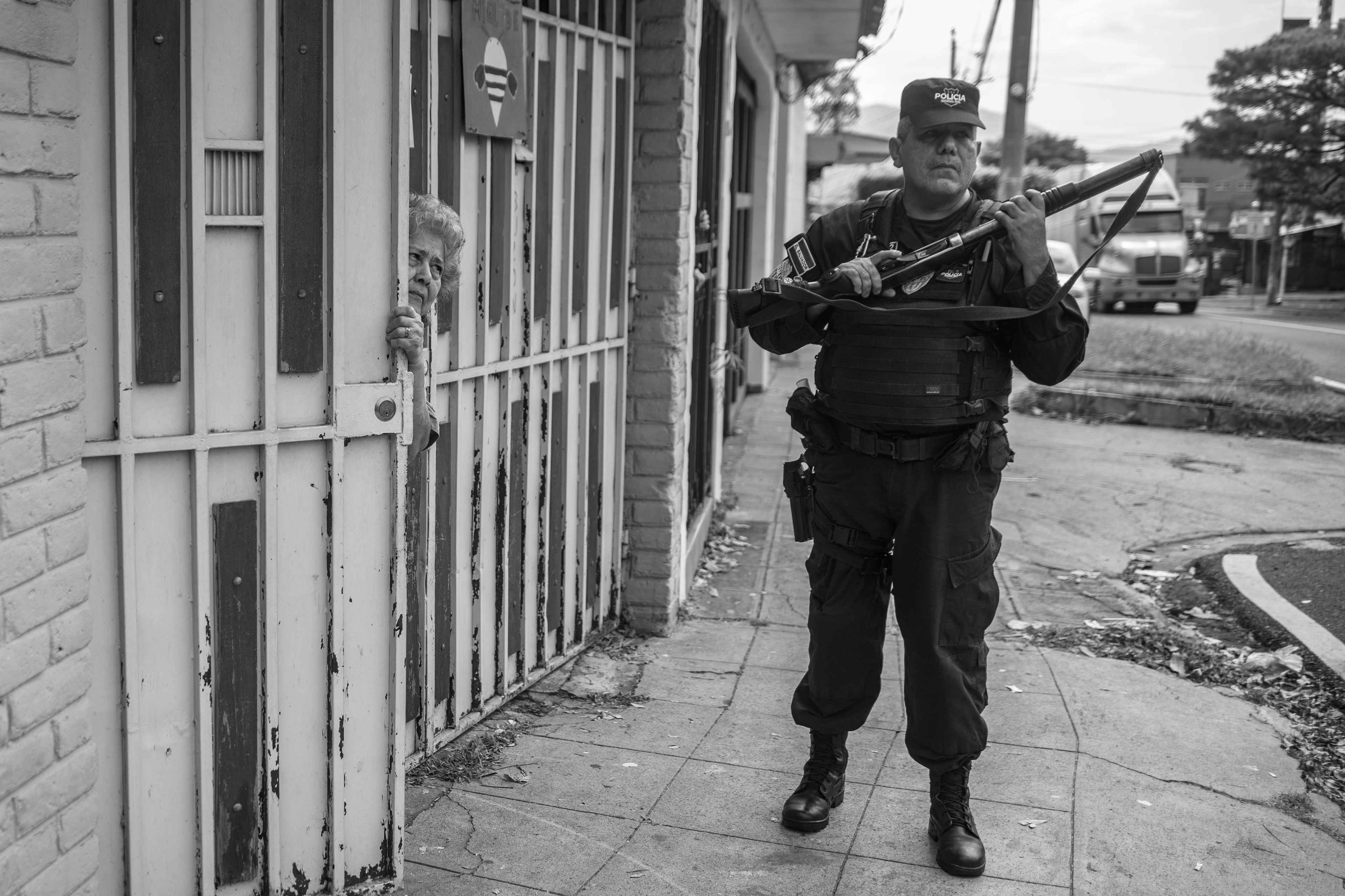 Un agente de la PNC durante la manifestación de familiares de víctimas del Régimen de Excepción. El policía cargó su arma y se puso en guardia. Organizaciones de derechos humanos han acusado a la policía de El Salvador de actuar como jueces y capturar a miles de inocentes.