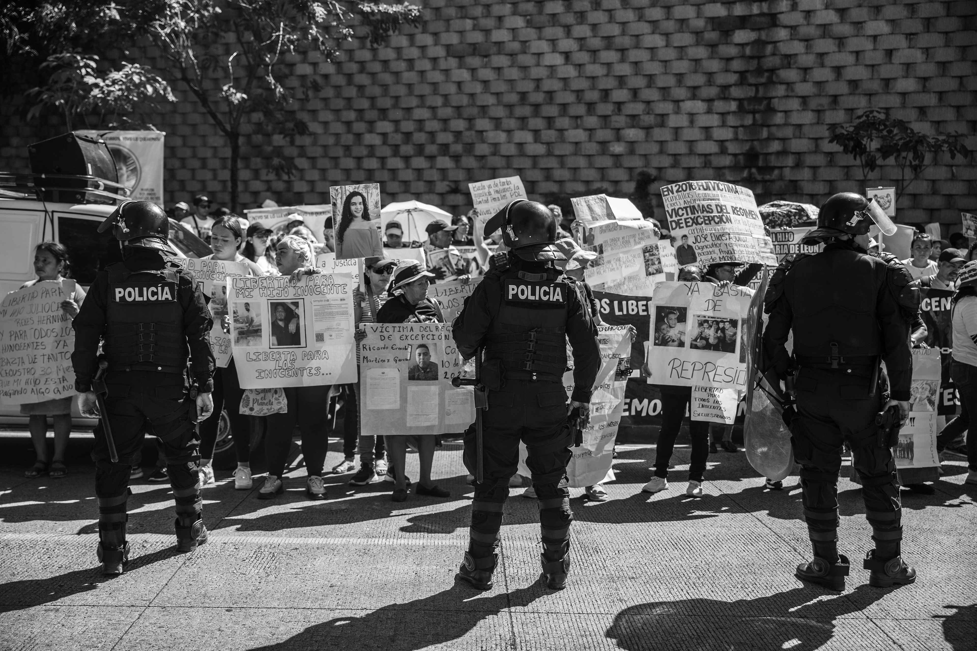 Decenas de familiares de personas capturadas durante el régimen de excepción protestaron frente a la casa presidencial el 10 de diciembre de 2024 para pedirle al presidente de El Salvador, Nayib Bukele, que les permitiera ver a sus familiares en Navidad ese año. Miles de presos llevan tres Navidades sin ver a sus familias.
