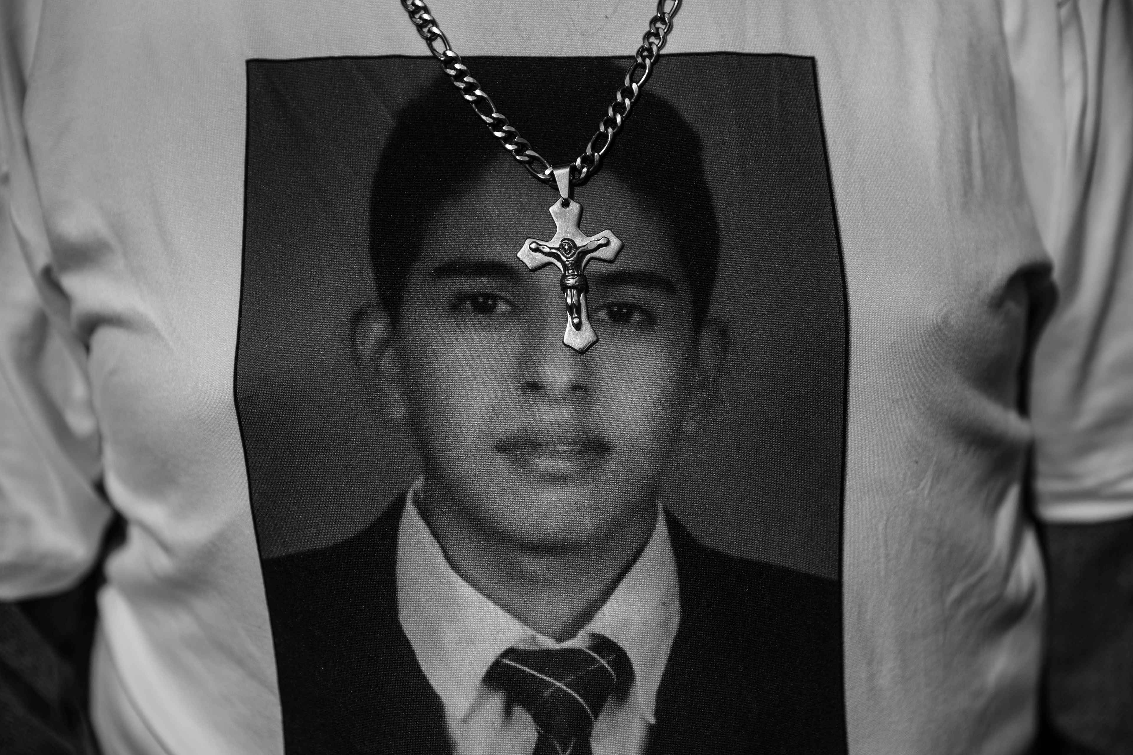El padre de Bryan López vistión con una camiseta con la fotografía de su hijo durante una protestas contra el régimen de excepción en septiembre de 2022. Los familiares de Bryan lo habían declarado desaparecido tras no encontrarlo en el sistema penitenciario luego de su captura.