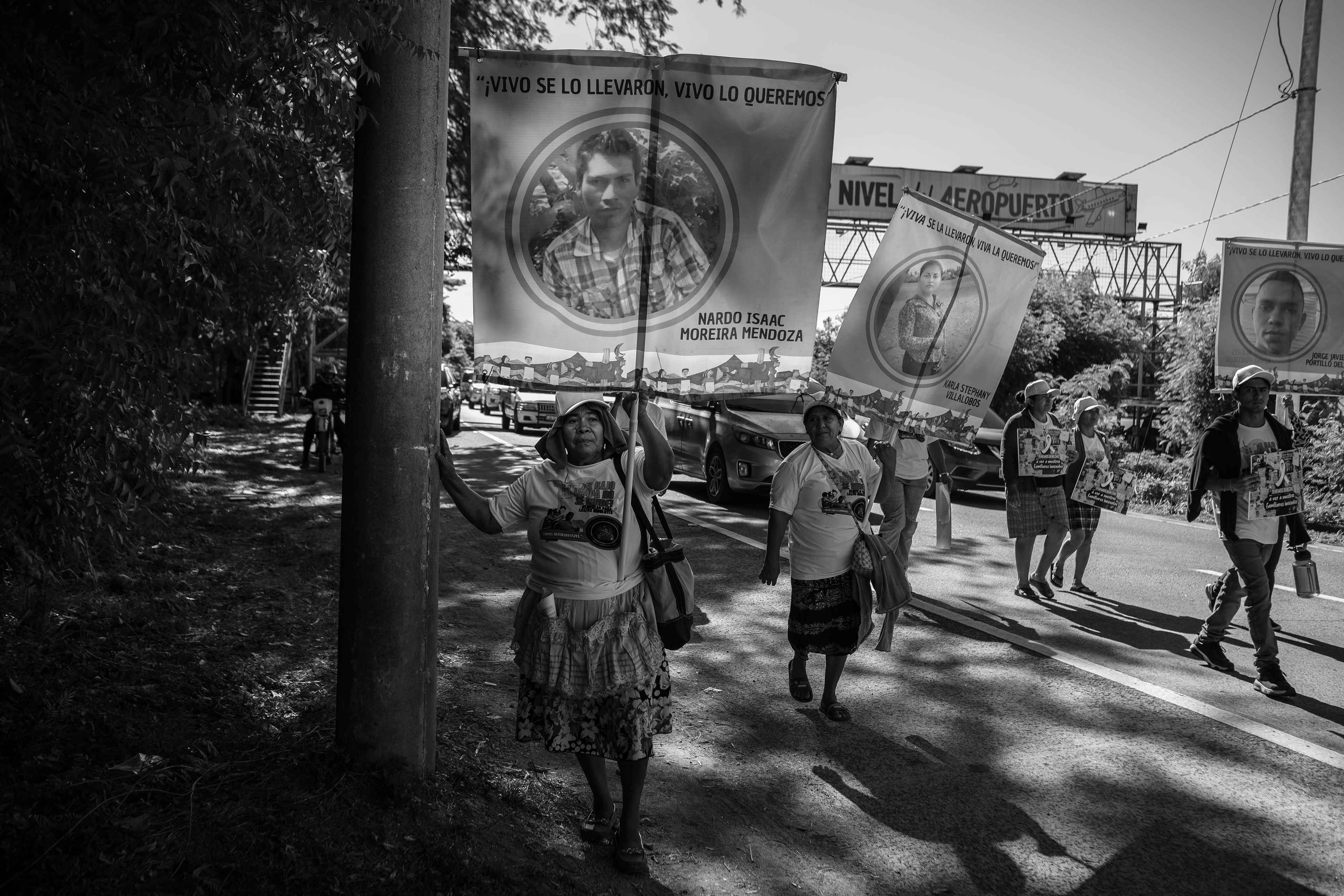 En diciembre de 2024, las madres de cientos de capturados marcharon kilómetros para protestar contra el gobierno del presidente salvadoreño, Nayib Bukele, y exigir mejores condiciones al interior de las cárceles del país.