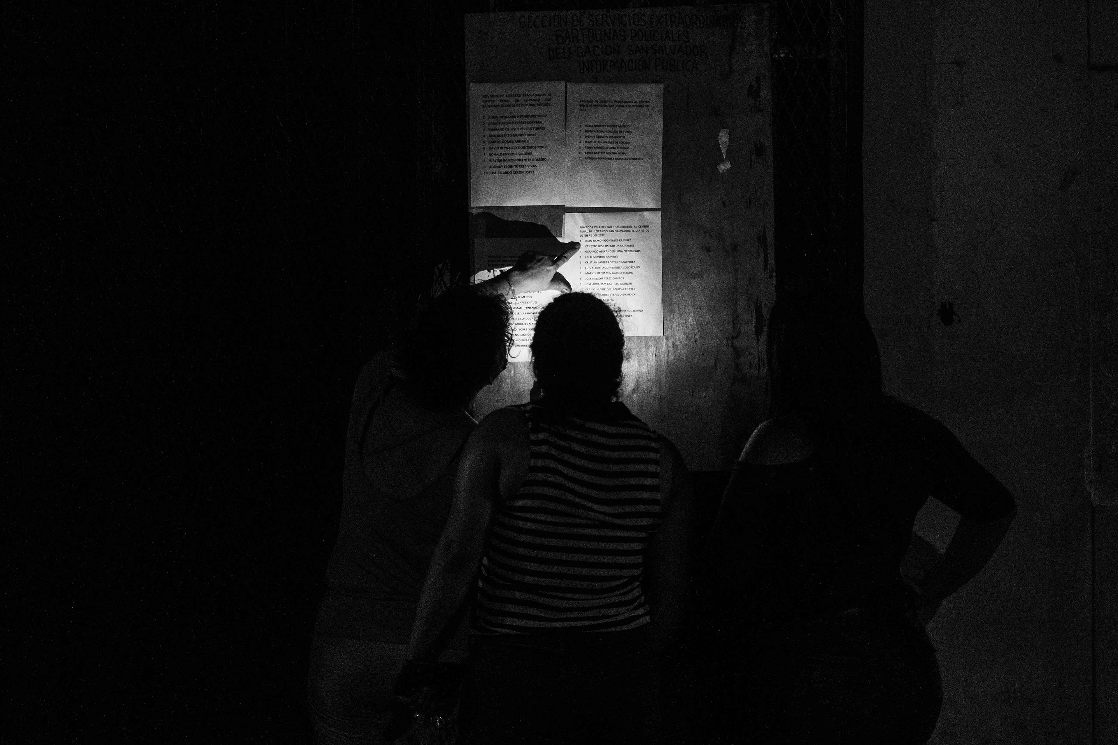 Los familiares de las personas capturadas llegaron al centro de detención, conocido como El Penalito, en San Salvador, para buscar a su familiar detenido. Durante los primeros meses de régimen de excepción, muchos de los capturados fueron declarados desaparecidos por sus familiares ante la imposibilidad de encontrarlos en el sistema penitenciario salvadoreño.