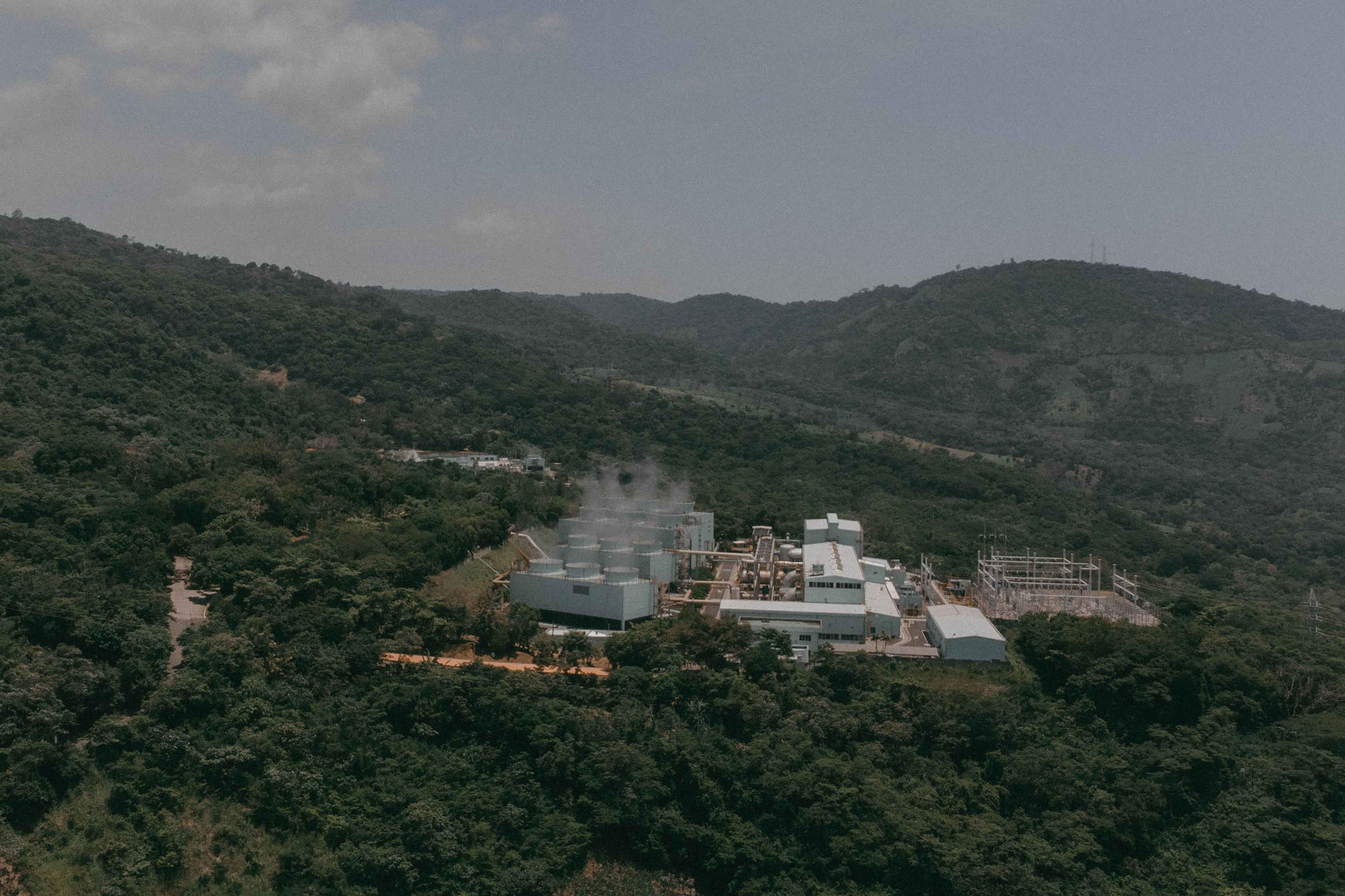 The Berlín geothermal power plant began operations in 1992 and provides 12.3 percent of the energy for all of El Salvador. The plant is in North Usulután where, according to the UNDP, some 25,000 people live without access to electricity. After driving along mud and dirt roads, you come to communities that have to make do with a donated solar panel, as is the case of the El Rescate community, some 45 minutes from the plant. In other cases, people use gas bottles and a strip of cloth for light at night.