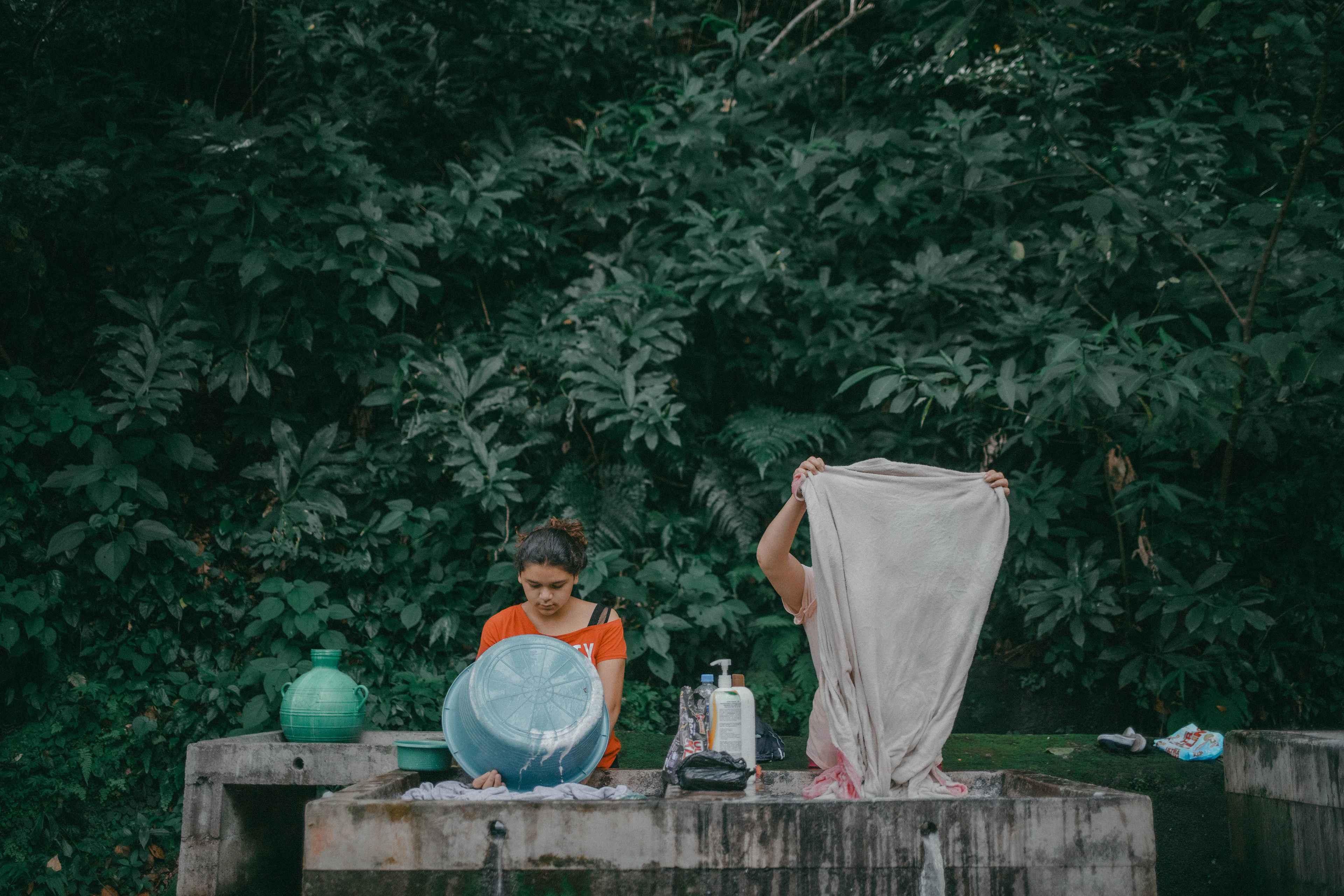 Jéssica Quijano, 20, lives in the community of San Lorenzo, in the canton of the same name. Since finishing high school, she has devoted herself exclusively to domestic work due to a lack of resources to continue her education. Every day, after walking for hours to a tank located in rough terrain in her district, she collects water to wash with and bring home. The scientific report by the UCA states that seven out of ten women in El Salvador participate on a daily basis in activities related to the use and supply of water. Among men, only three out of ten are involved in these activities, both in urban and rural areas.