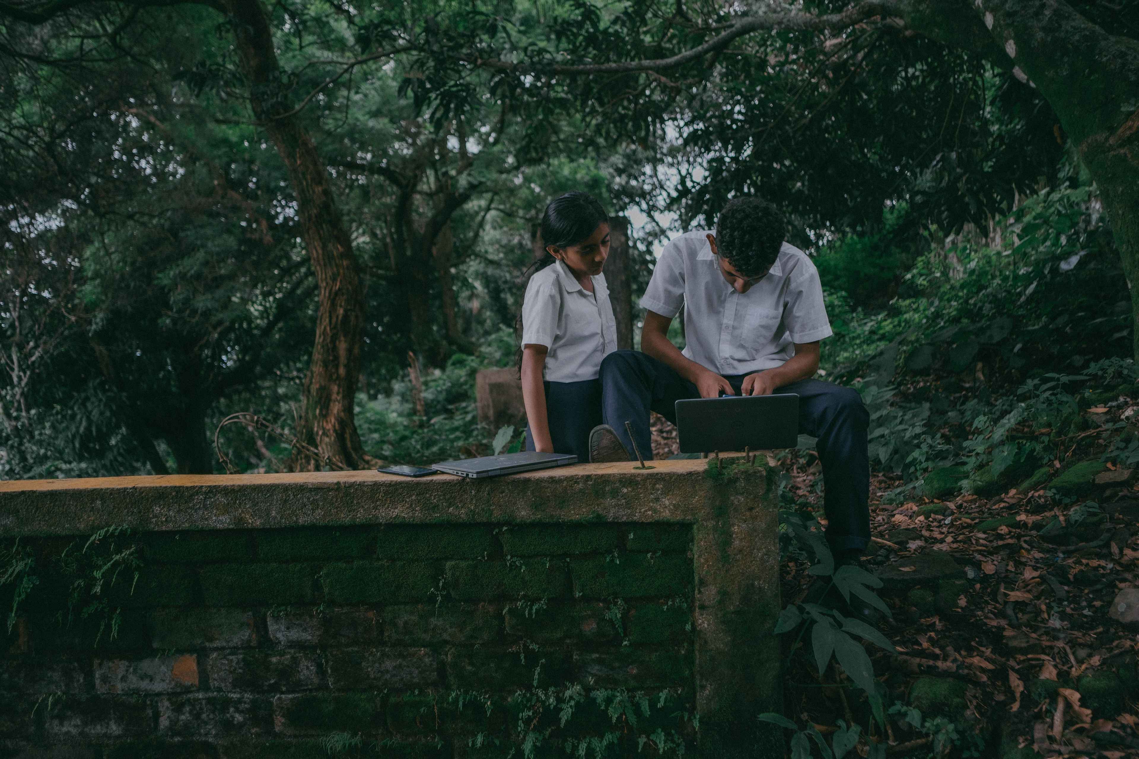 Erick Martínez, 16, and his sister Nallely, 11, sit on the remains of the walls of a coffee plantation in El Rescate, trying to capture internet signal to do their homework. Every week, their father pays $1.25 so that the children can connect, or at least the possibility of catching a signal when possible. To get to school, they rise at 4:00 in the morning, Monday to Friday, for a journey of almost three hours to the center of Berlín.