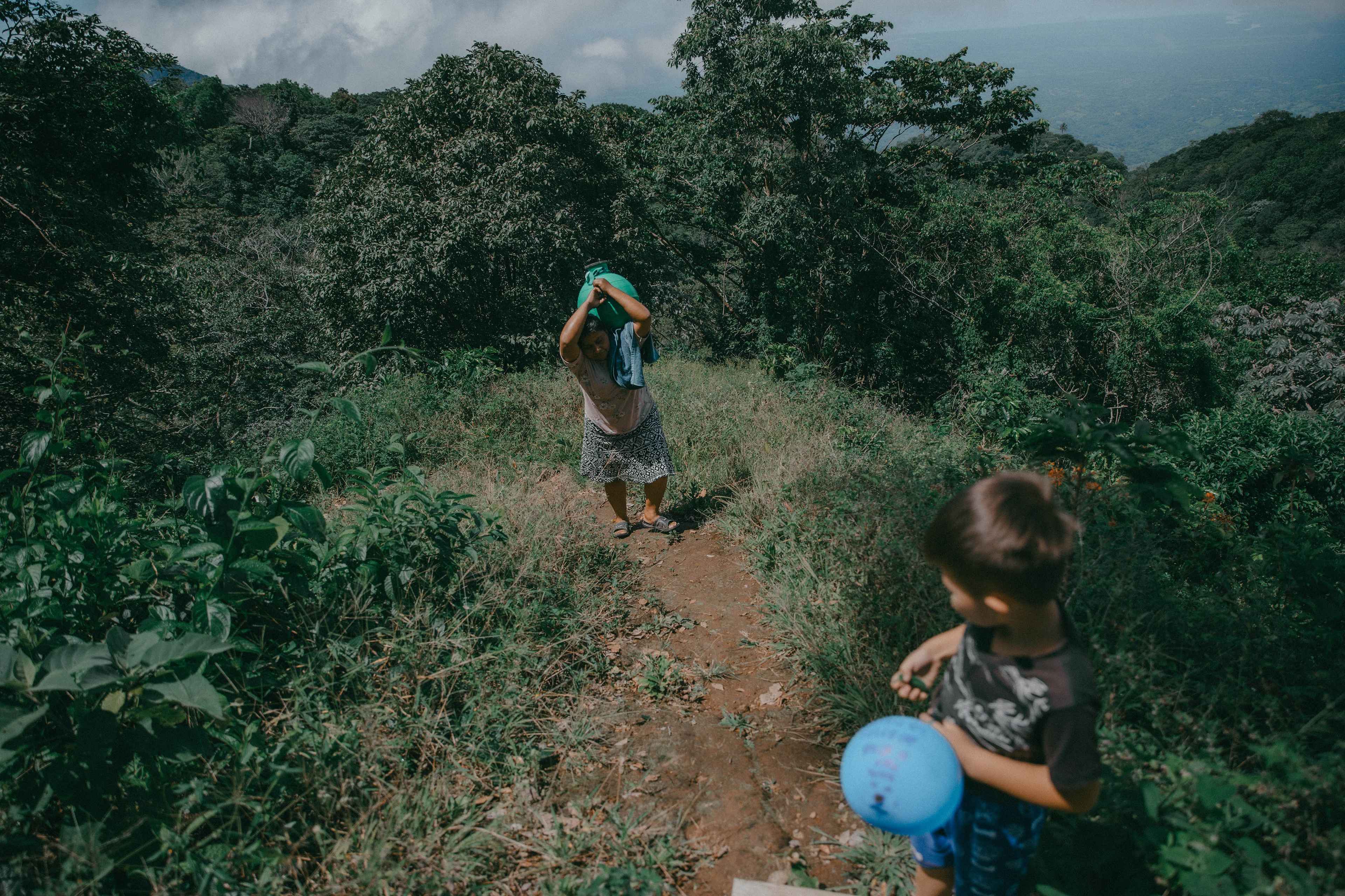 To get water, María Aguilar, 45, walks every day between ravines and slopes alongside her five-year-old nephew. She is in charge of the housework, which includes supplying water for consumption and cleaning. She lives with the rest of her family in San Lorenzo, on the outskirts of Berlín. “Imagine that here a man who works in the fields earns $60 a month and, if you want to have water from the pipe every day, it’s at least a $20-a-week investment. The men would work to buy water alone,” says María, climbing uphill with a water jar on her back.